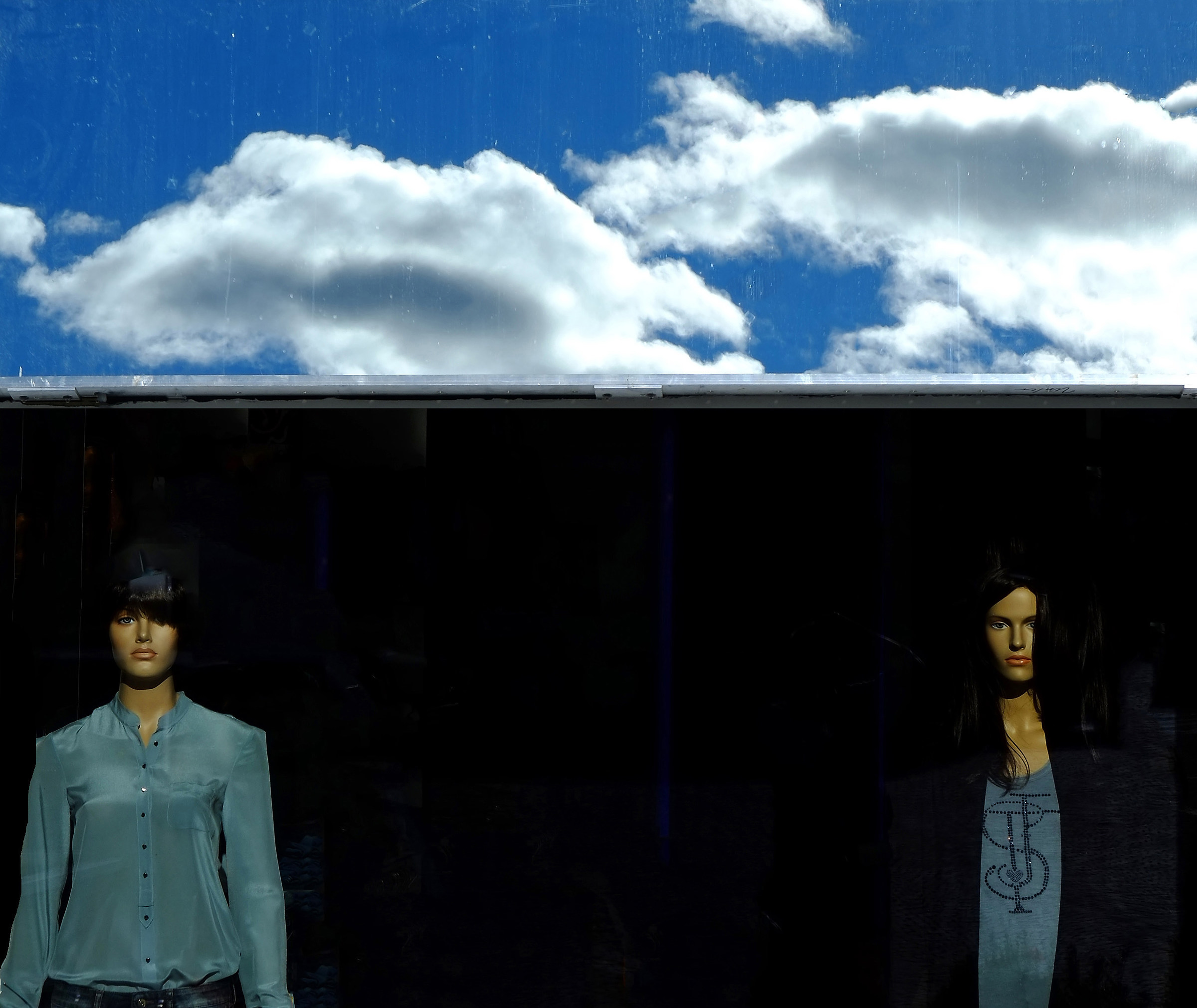 Modelle sotto le nuvole.