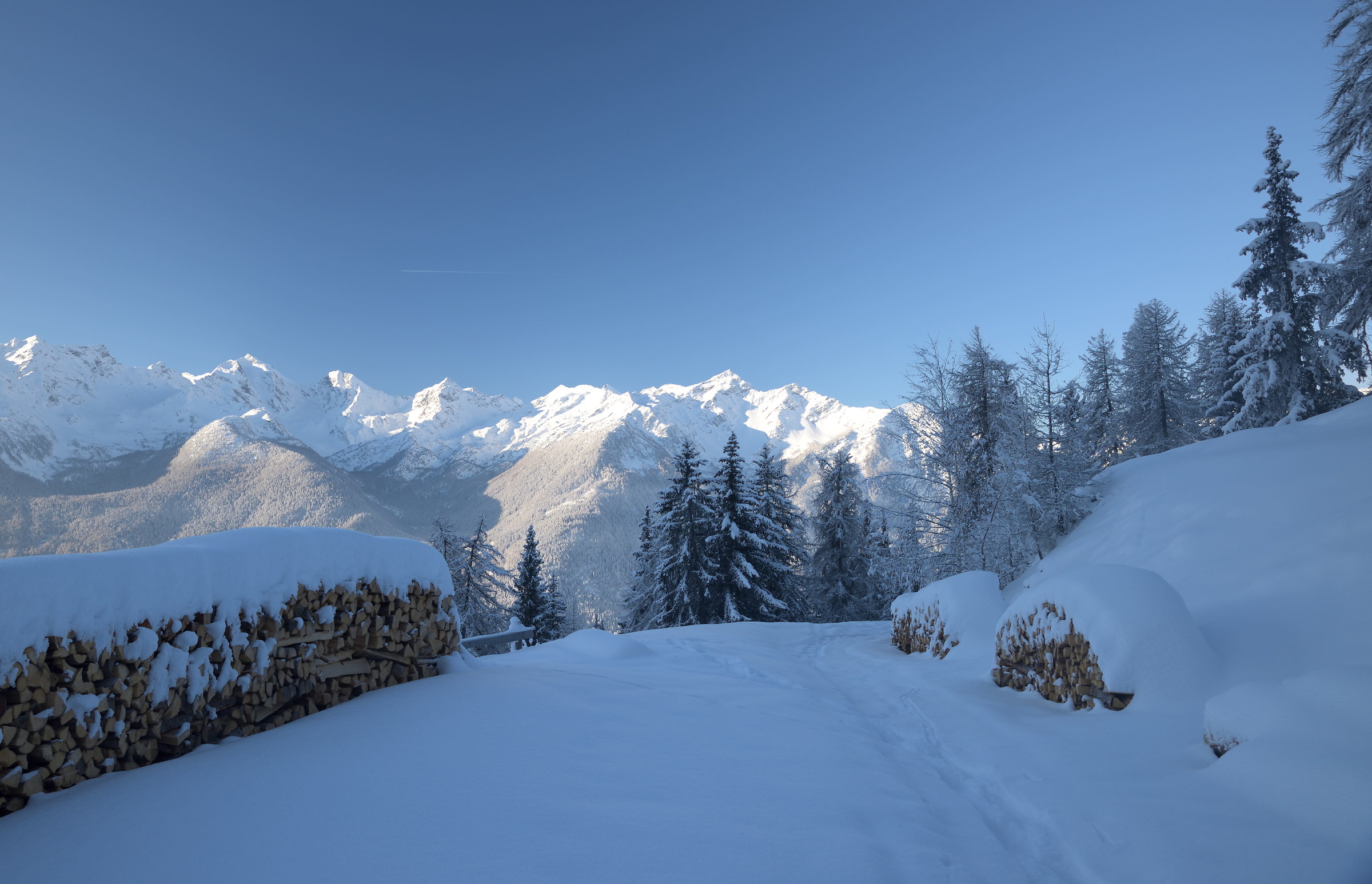 in the background the Valdigne