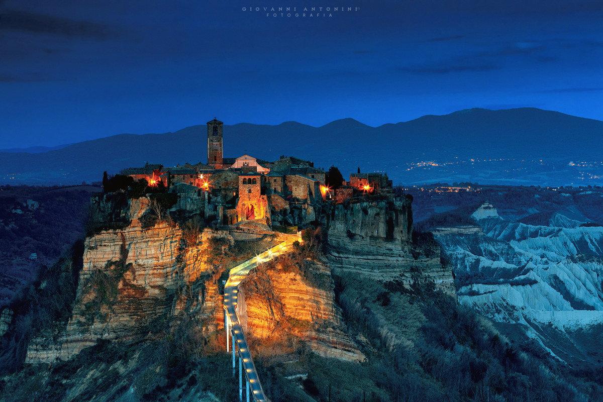 La città che muore, ora blu