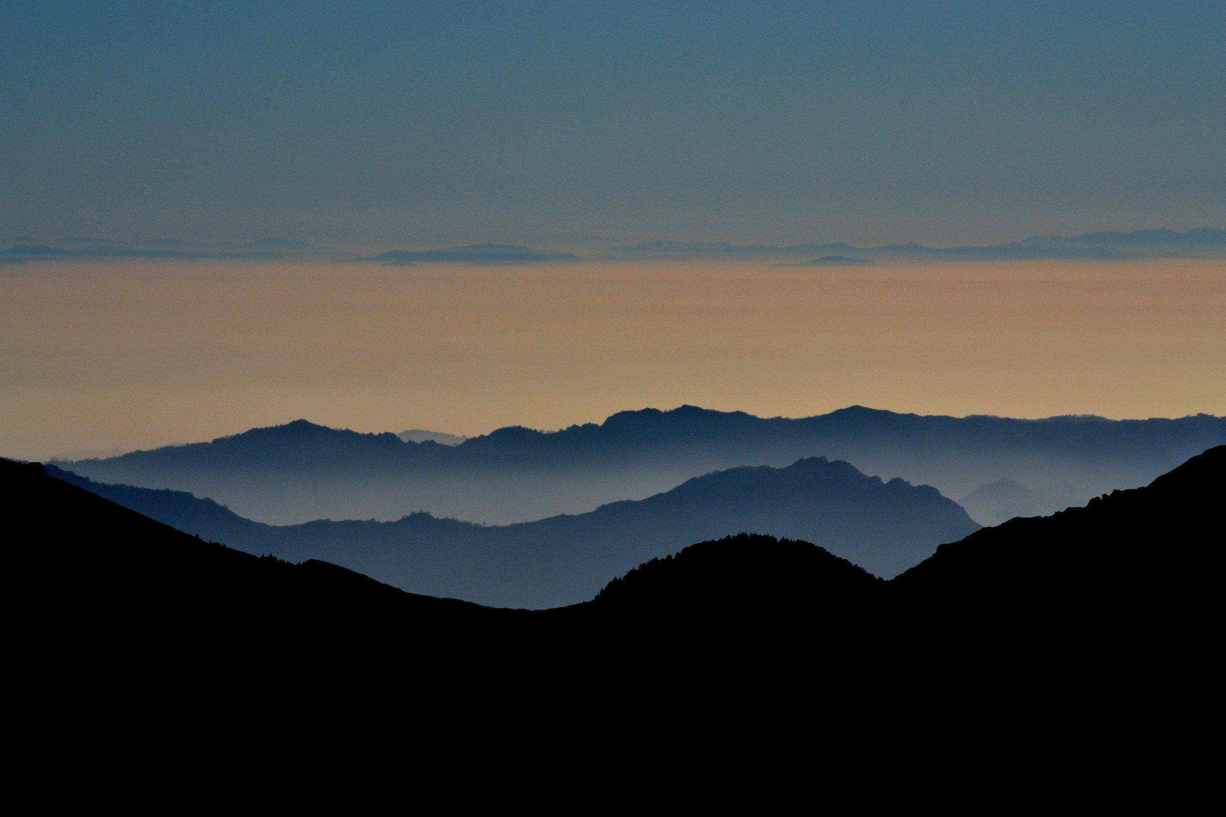 Nuvole basse al tramonto