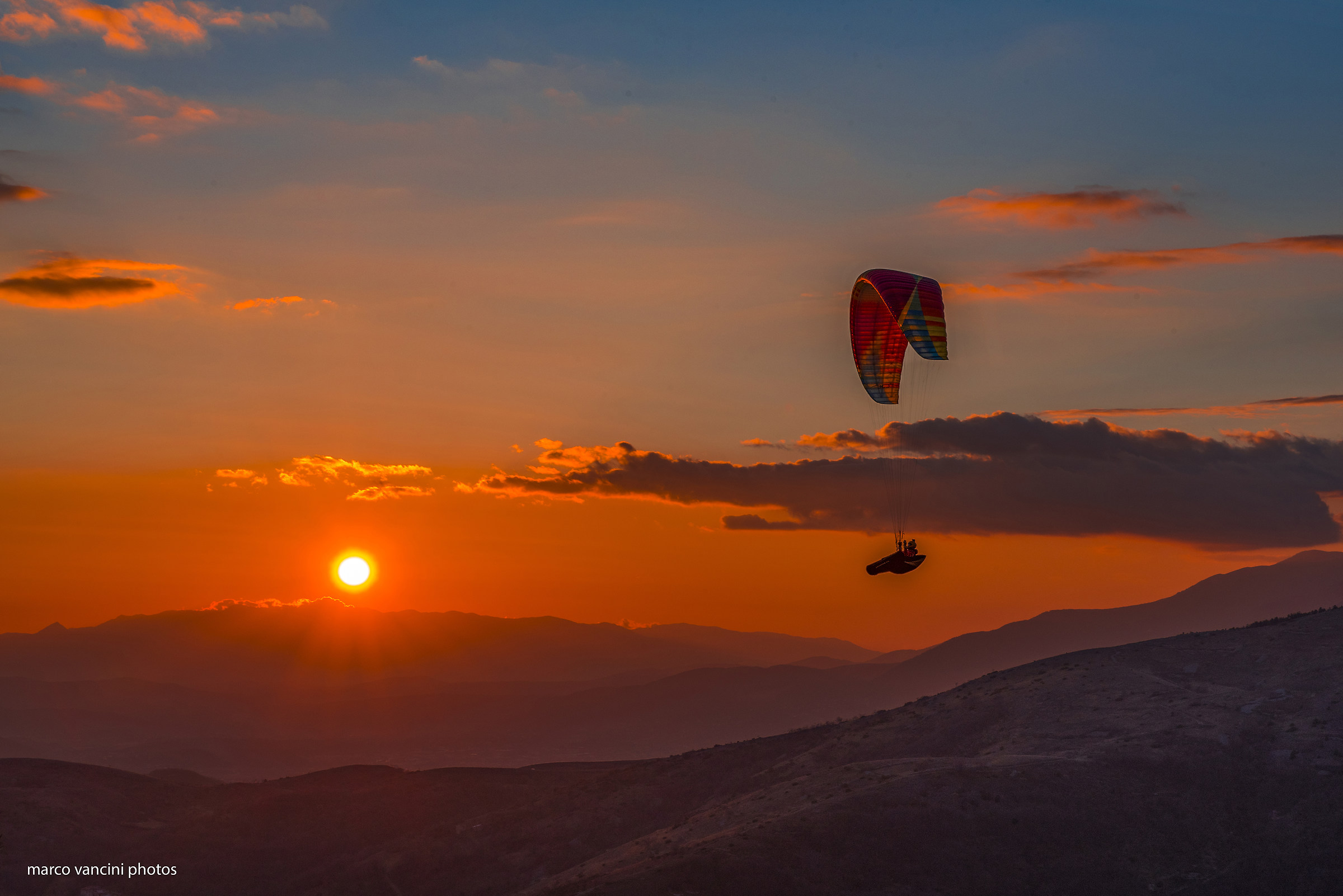 Volando al tramonto