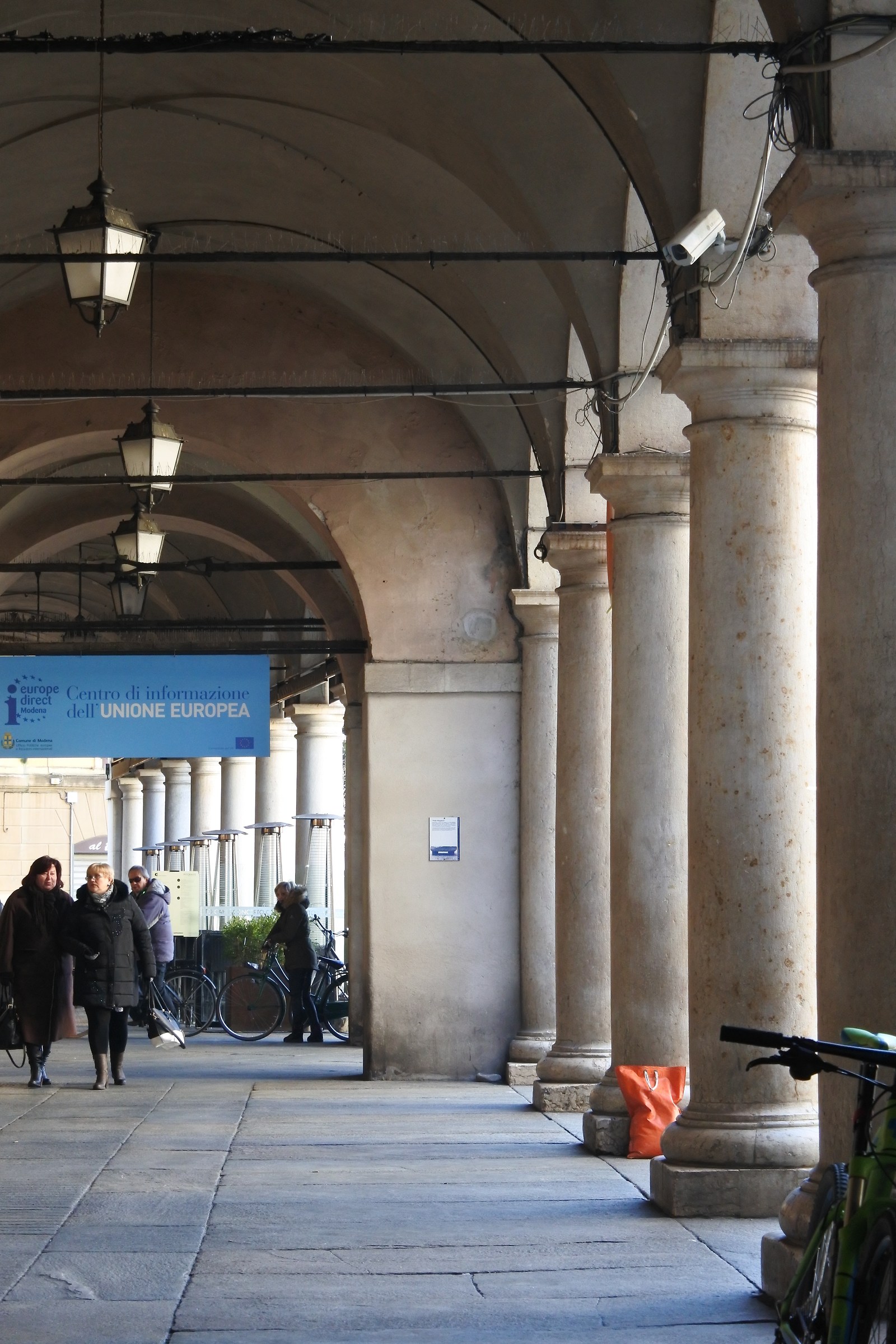 Sotto i portici di Piazza Grande