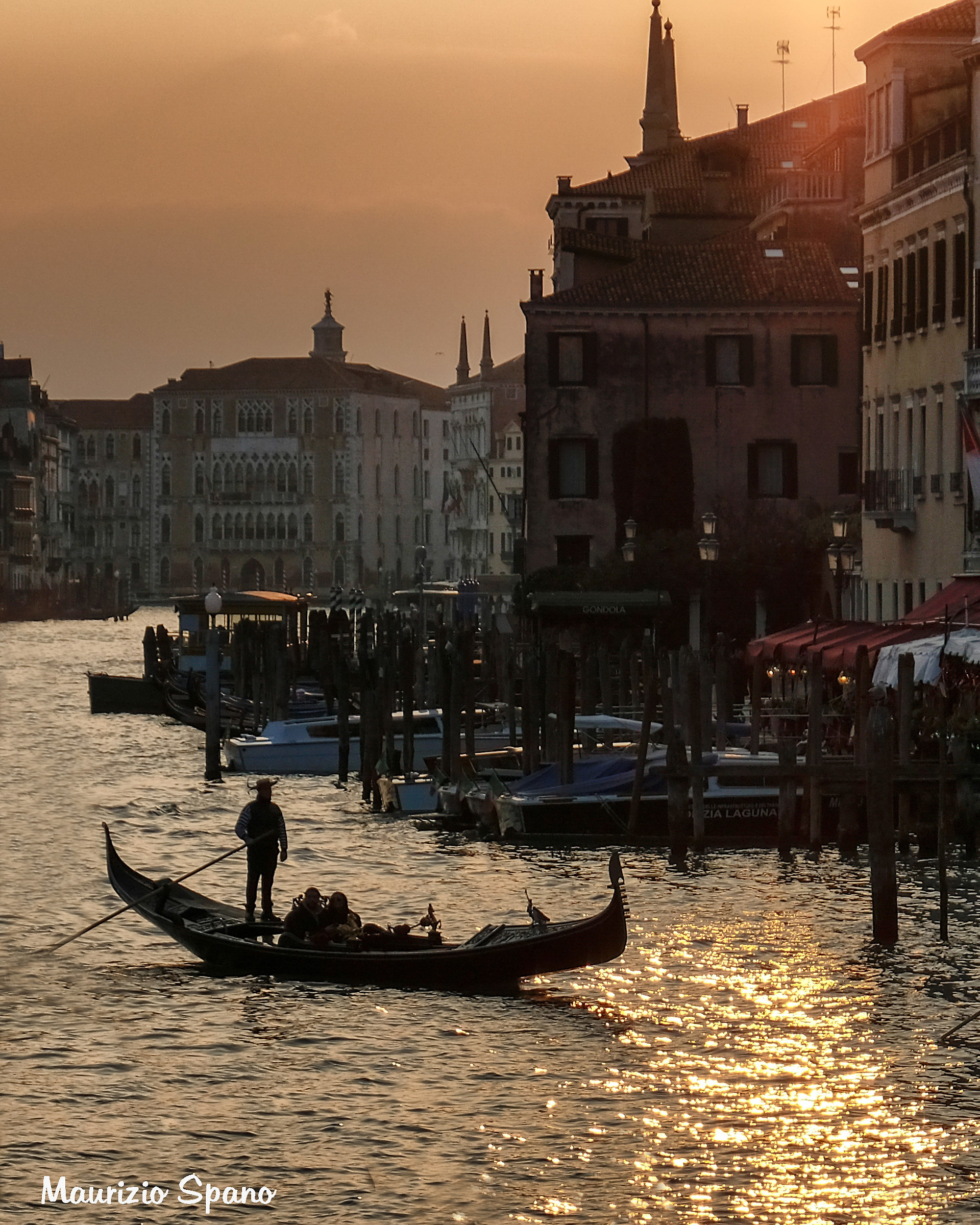 La vita scorre tra maschere e bellezza...