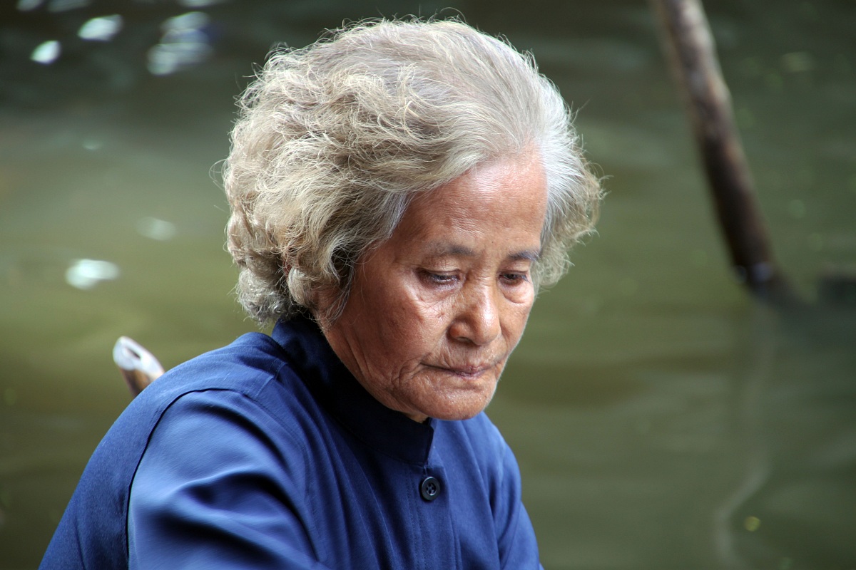 Donna Thai al mercato galleggiante a Bangkok