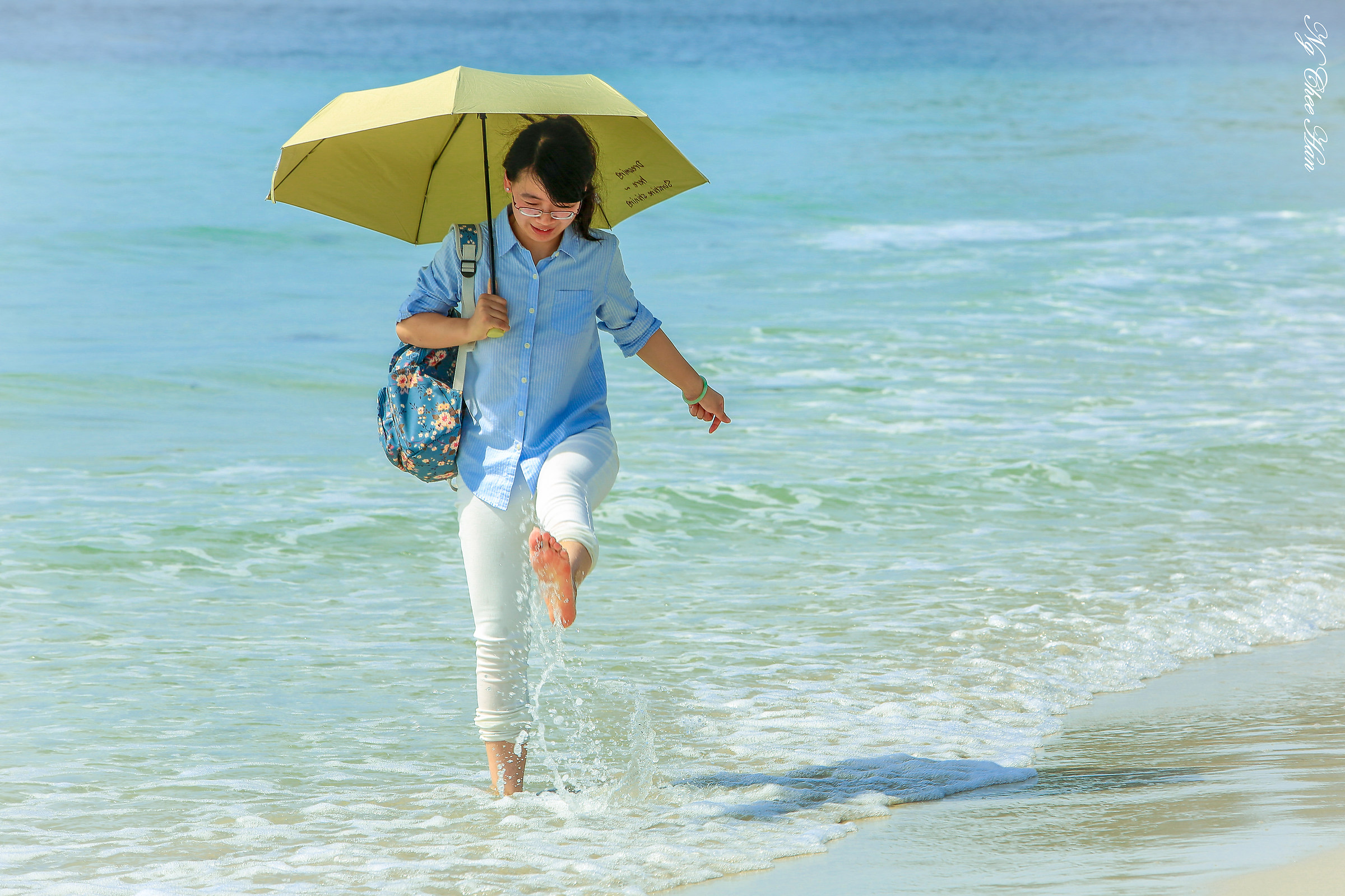 Lady giocare in spiaggia in Sabah, Malesia