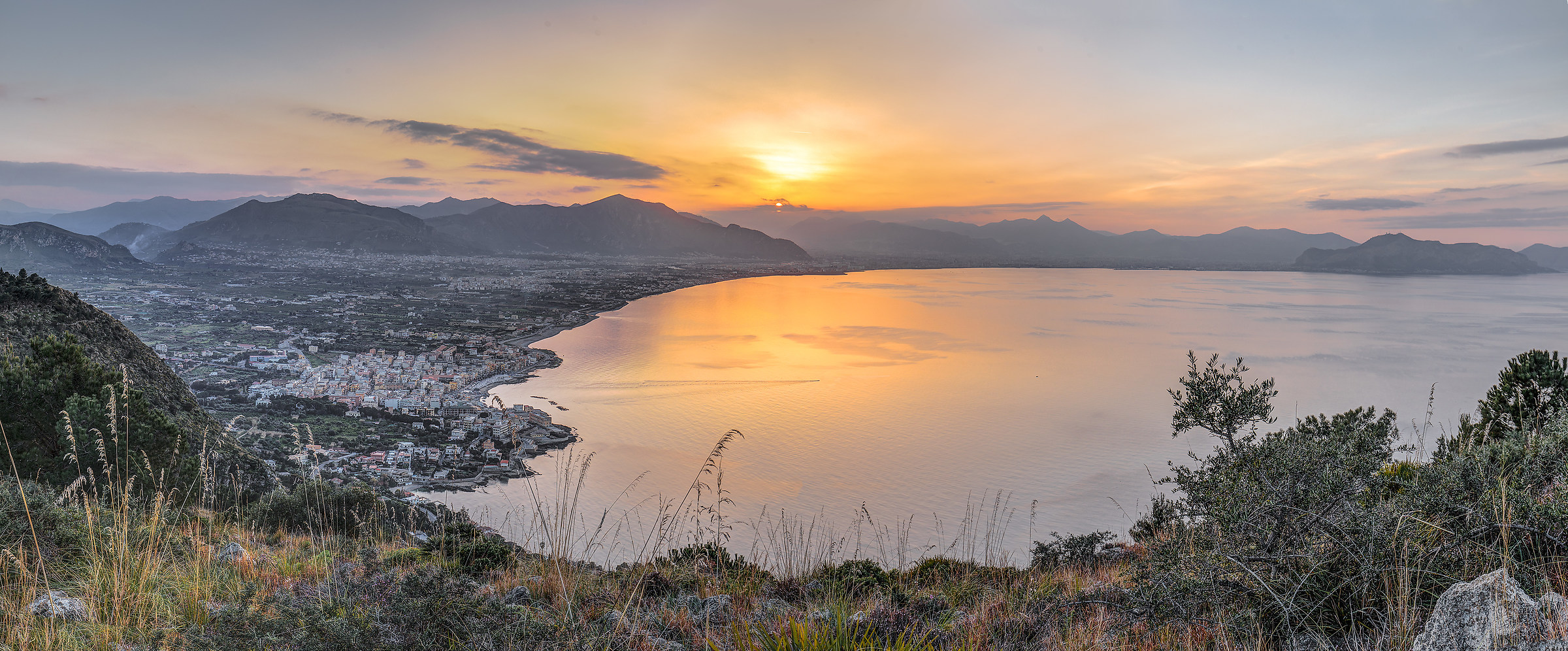 Palermo e Aspra al tramonto.