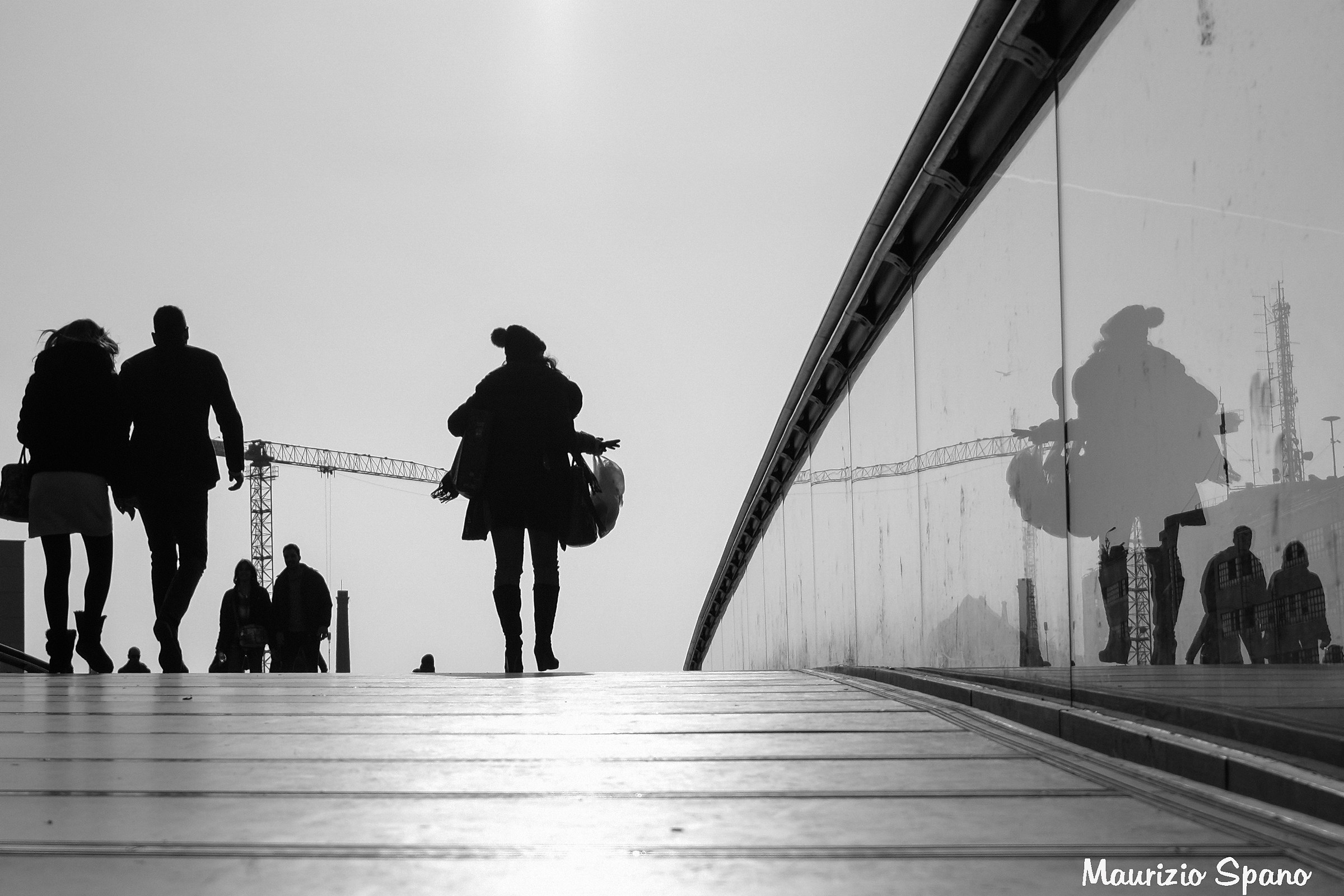 City of masks, lights and shadows on the bridges ...