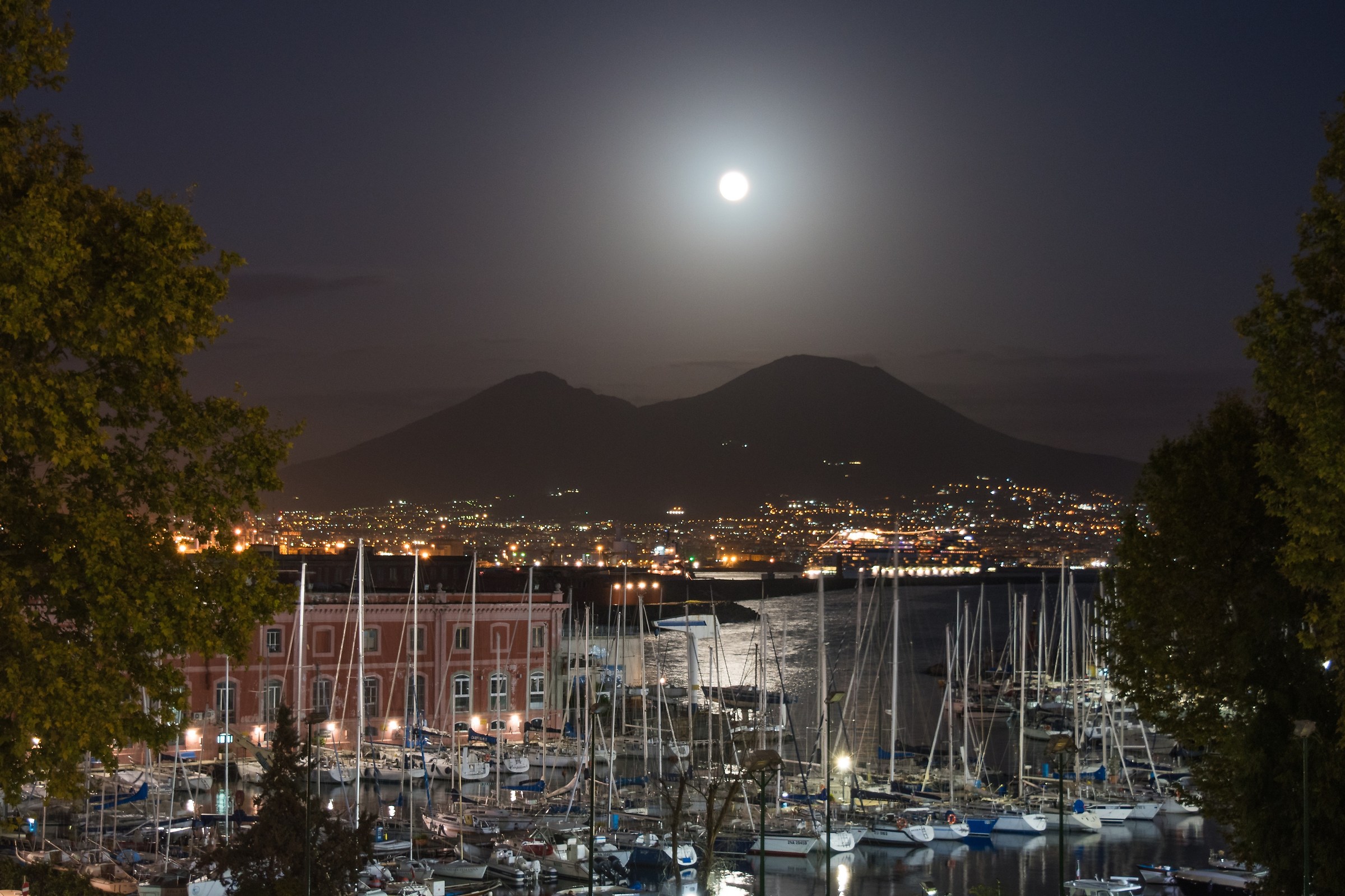 Vesuvio al chiaro di luna