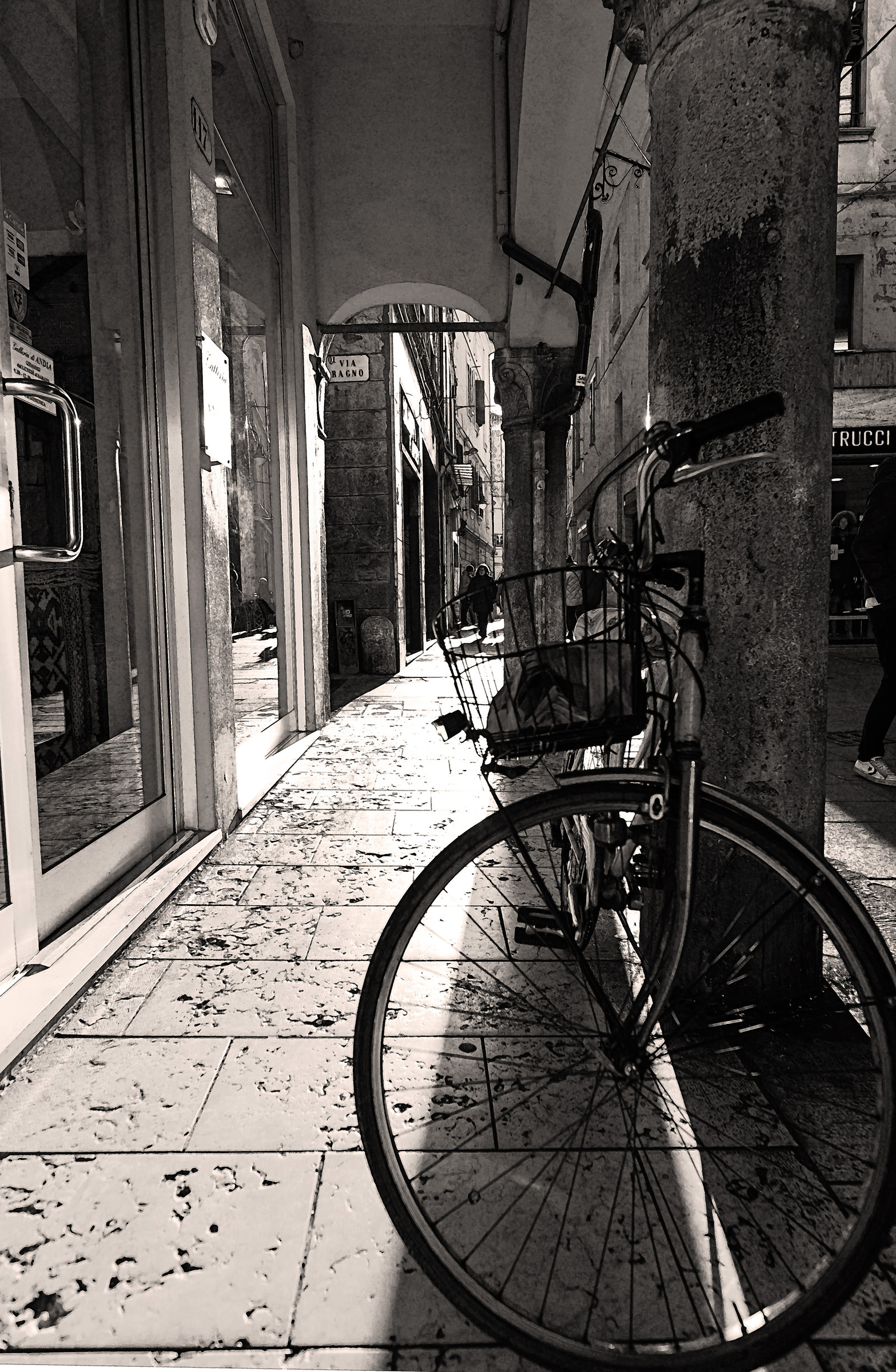 the sun between the arcades