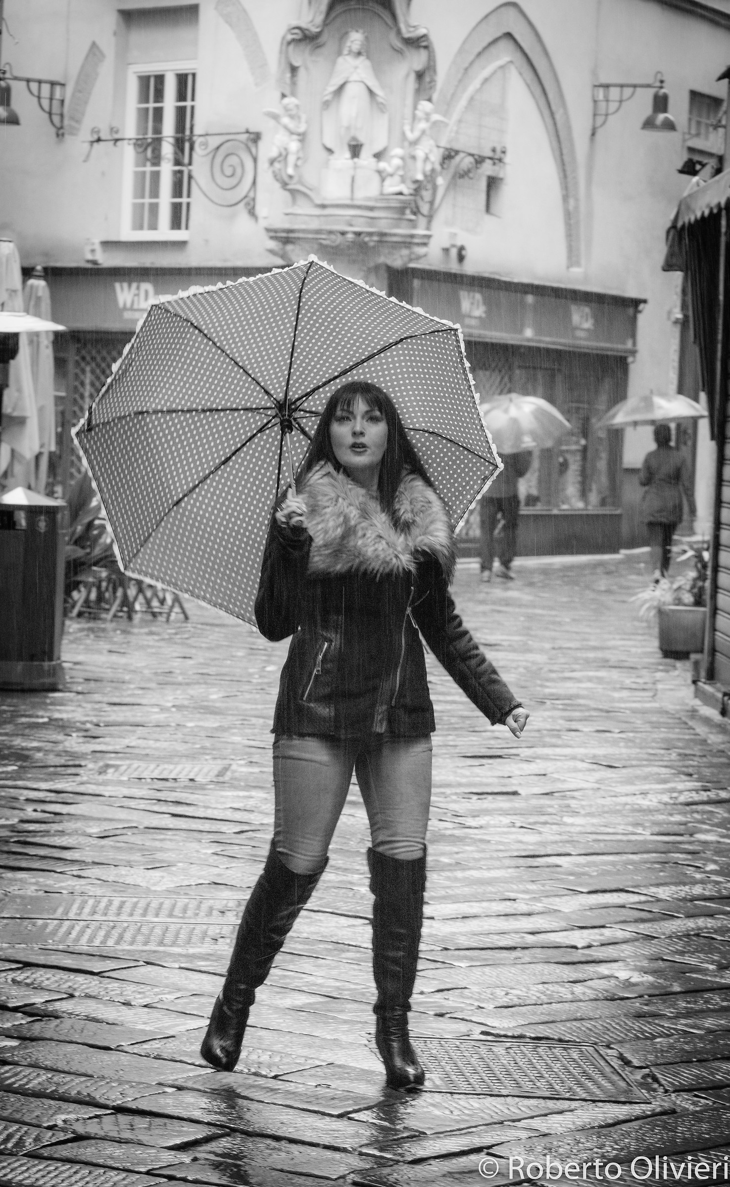 Woman walking in the rain....by Elisa Gioia Stanchi mod