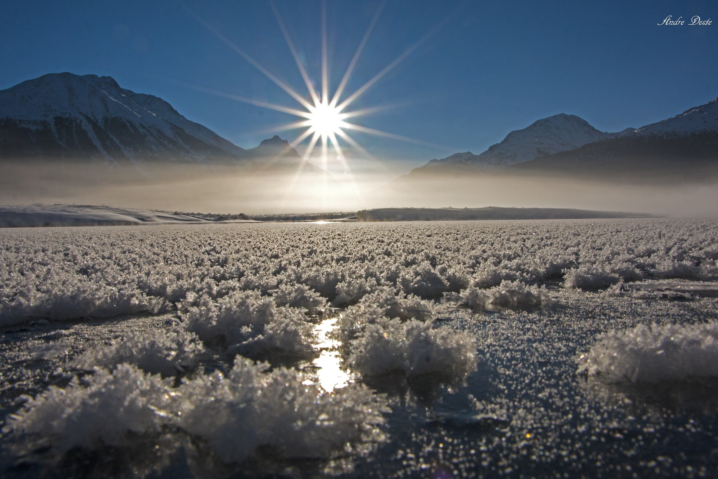 Torrente fiorito dal ghiaccio