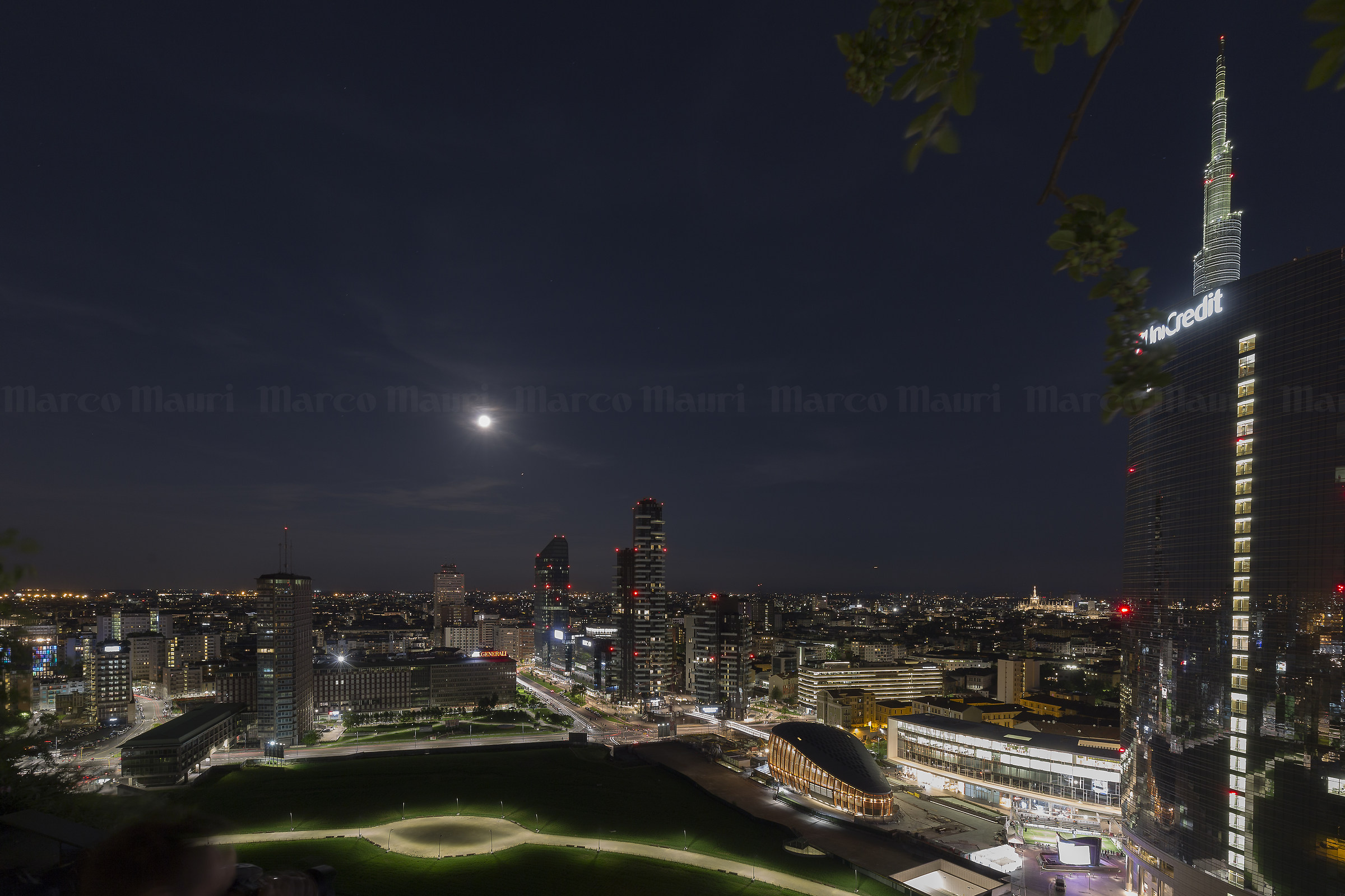 panorama notturno dal "bosco verticale"