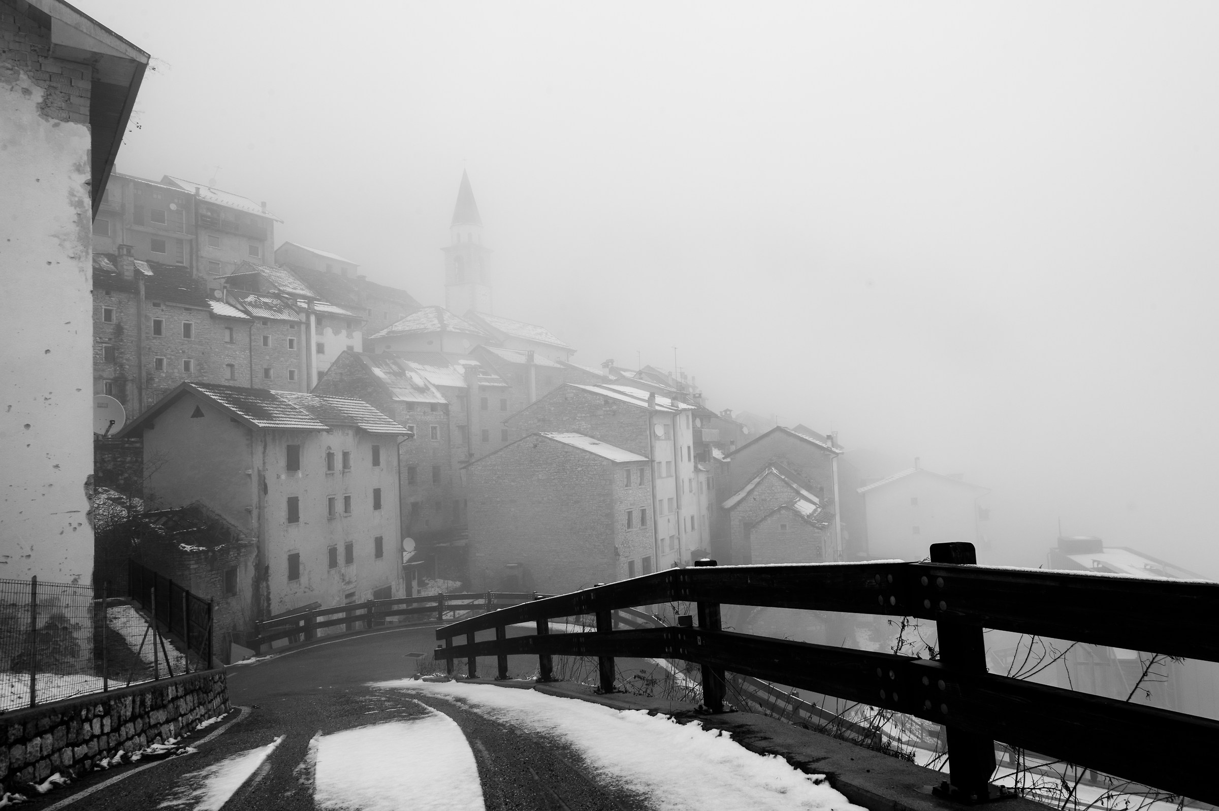 il borgo di Casso avvolto dalla nebbia