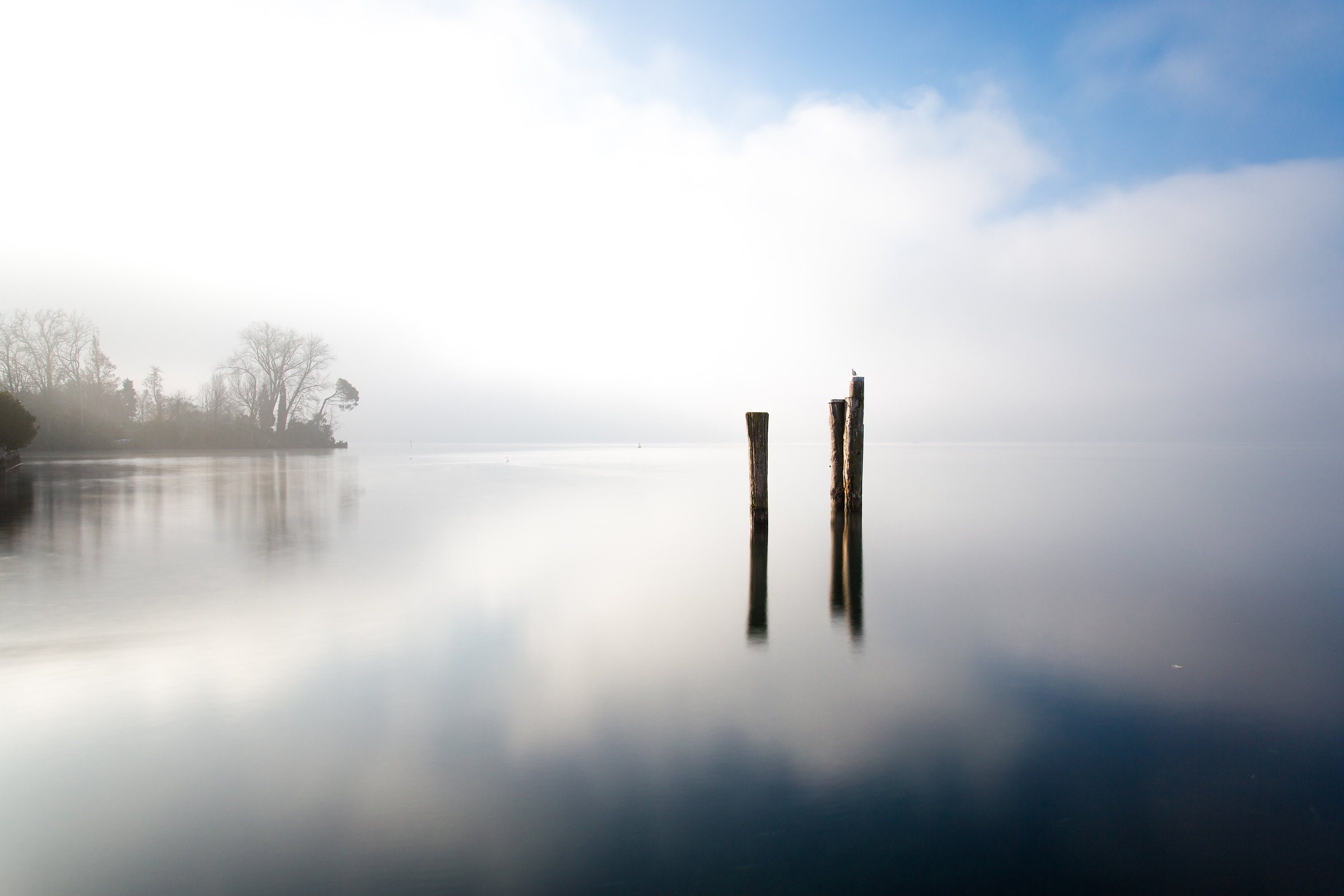 La nebbia, il cielo, il lago
