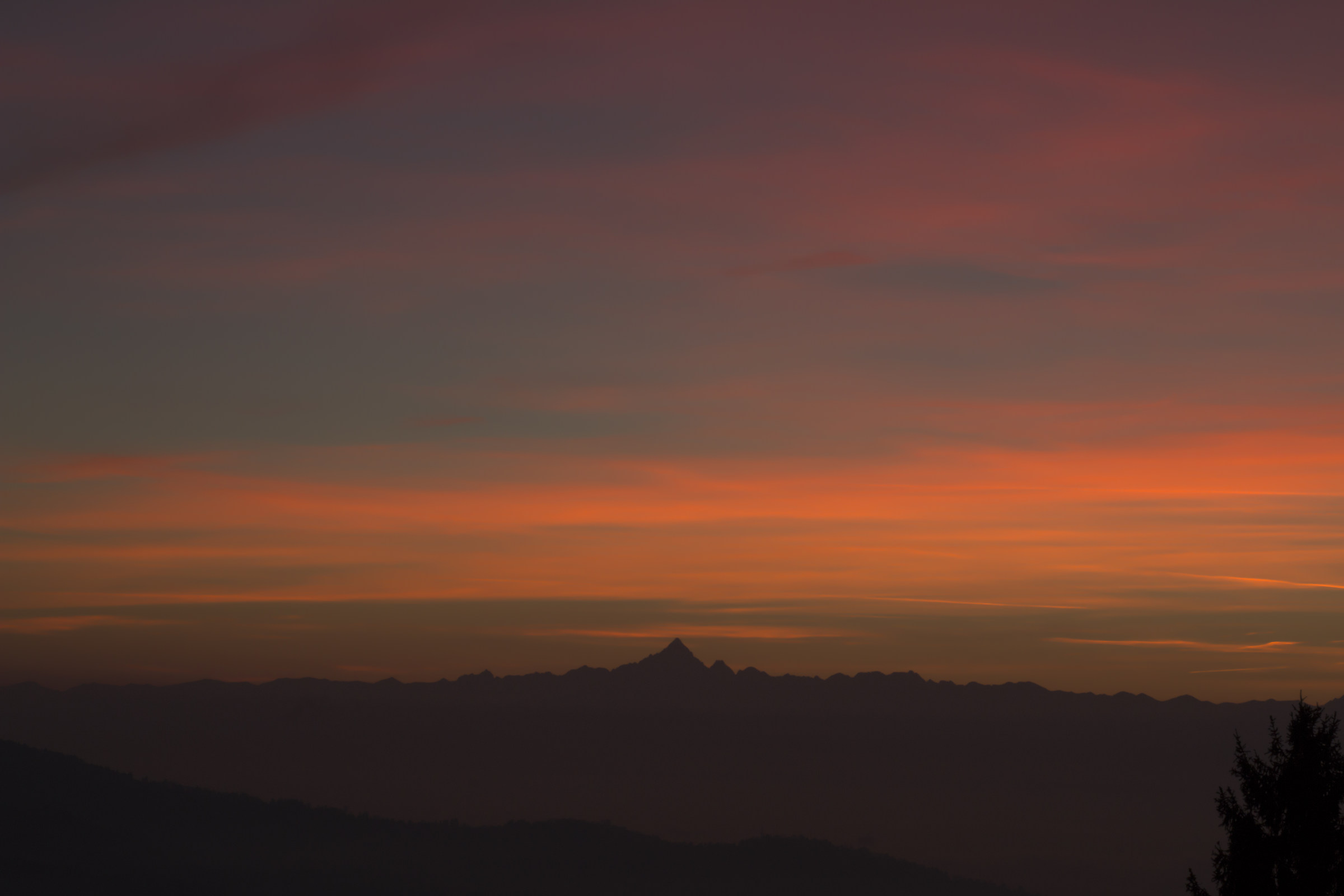 Il Monviso in un tramonto di fuoco