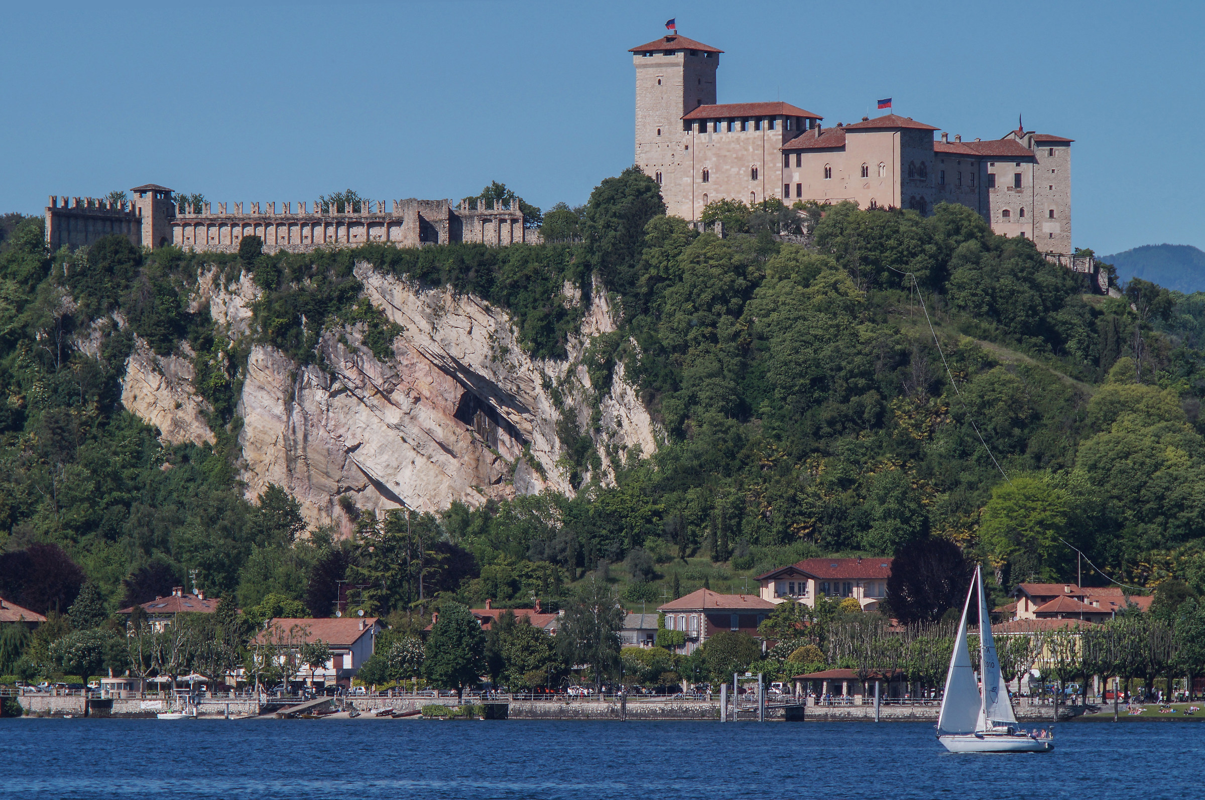 Rocca di Angera vista da Arona
