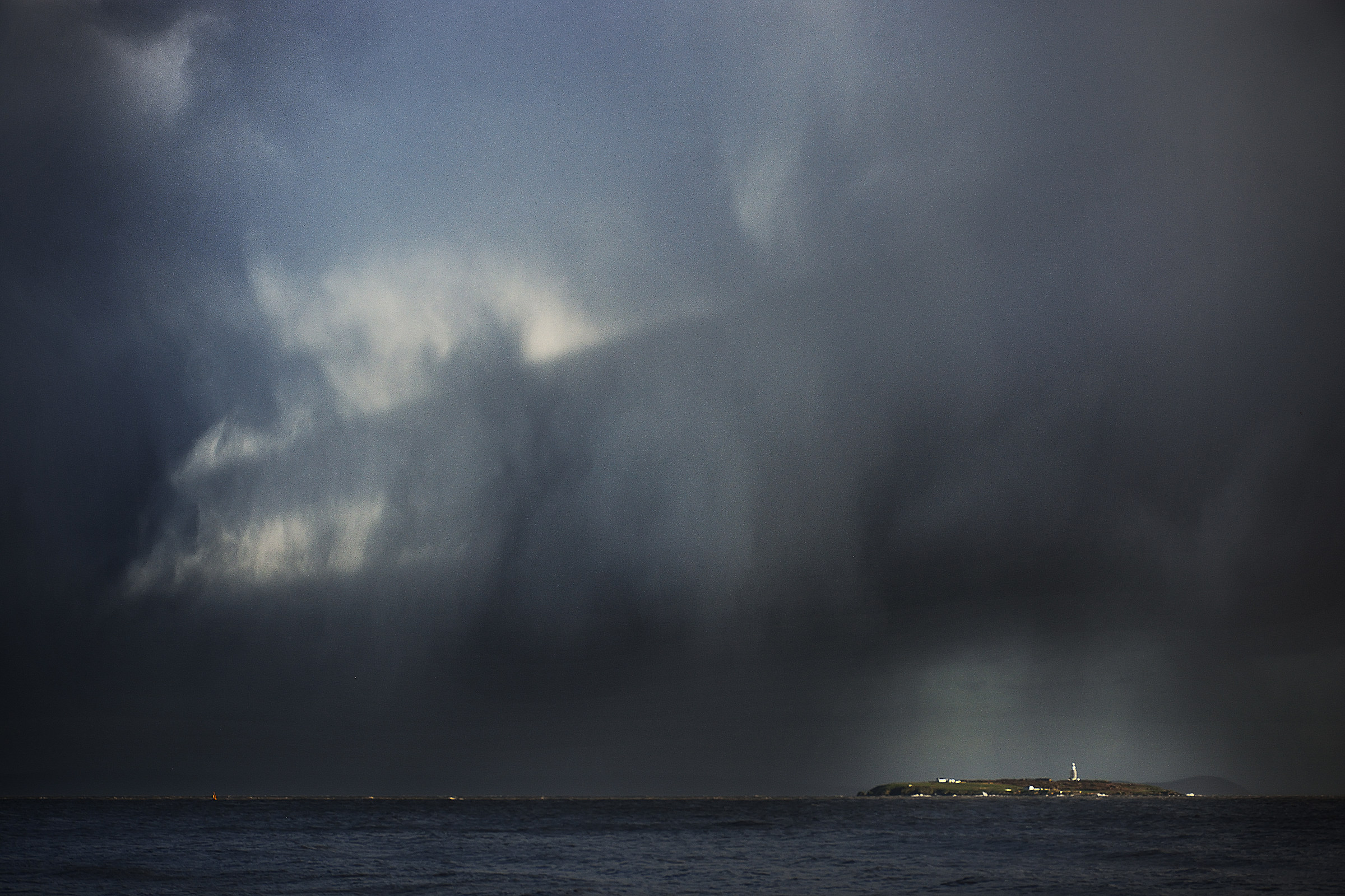 Tempesta squally sopra l'isola