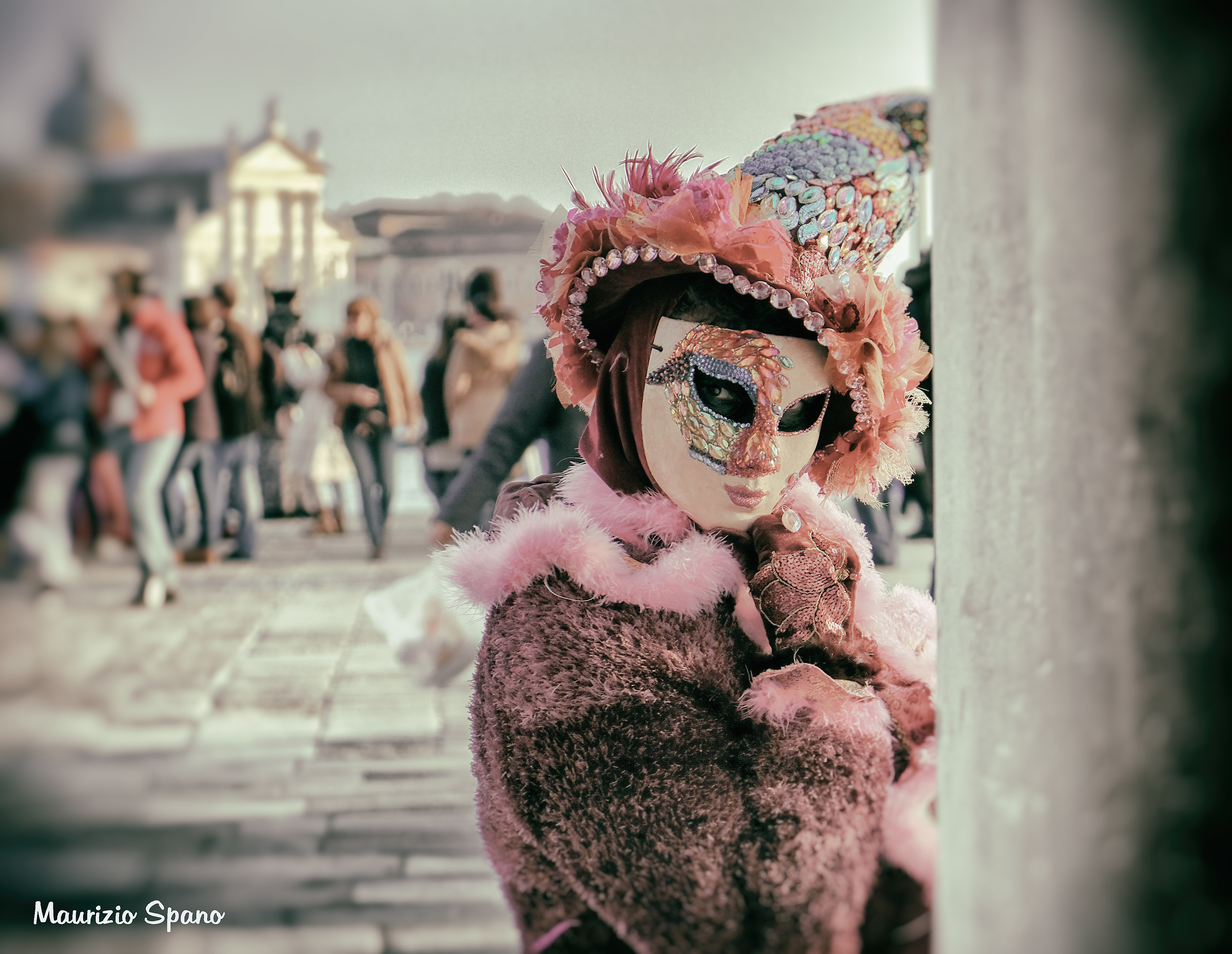 Lo sguardo della maschera...