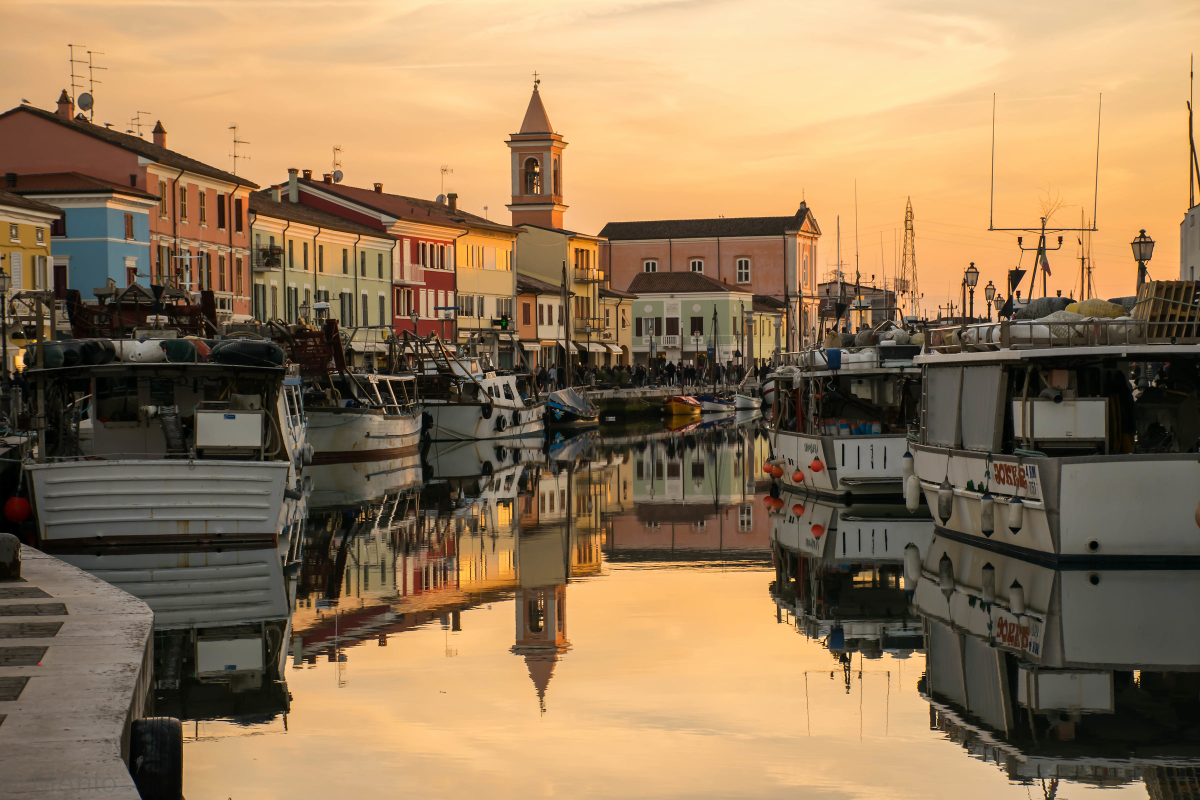 Passeggiata sul porto canale di Cesenatico
