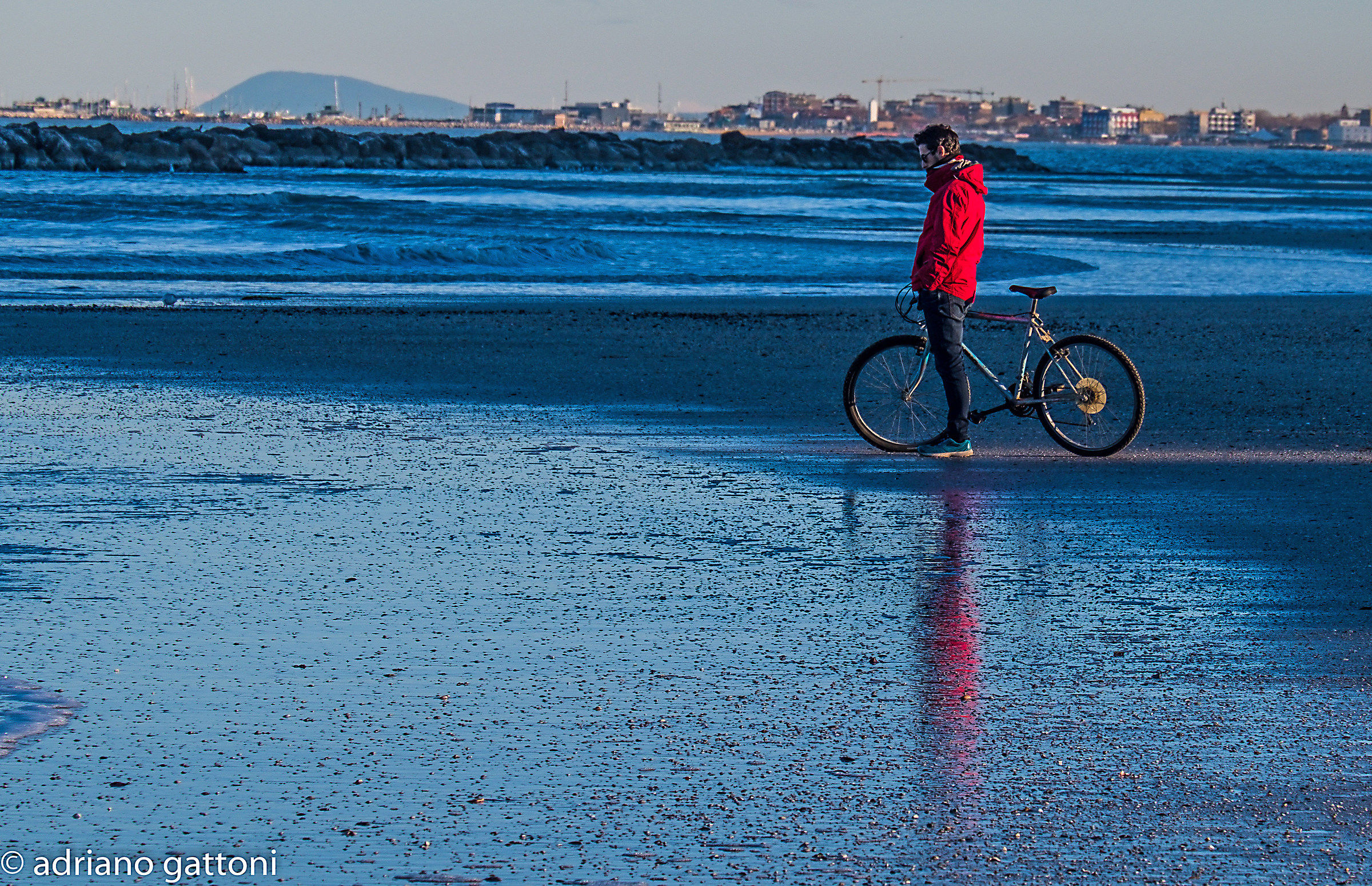 Un tocco di rosso in un mare di blu