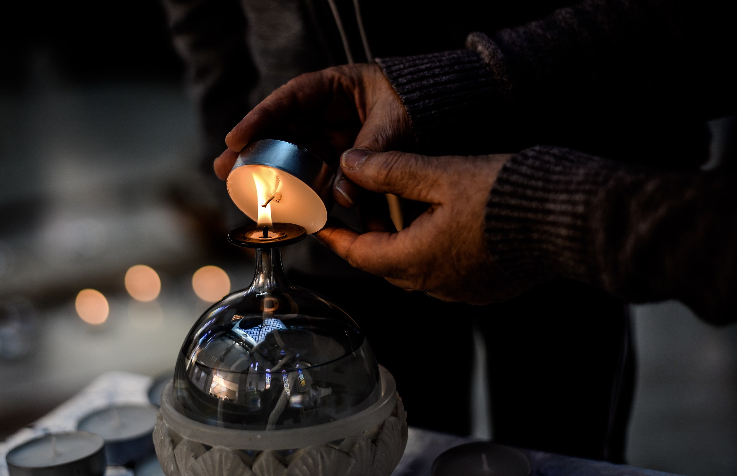 Mani a lume di candela