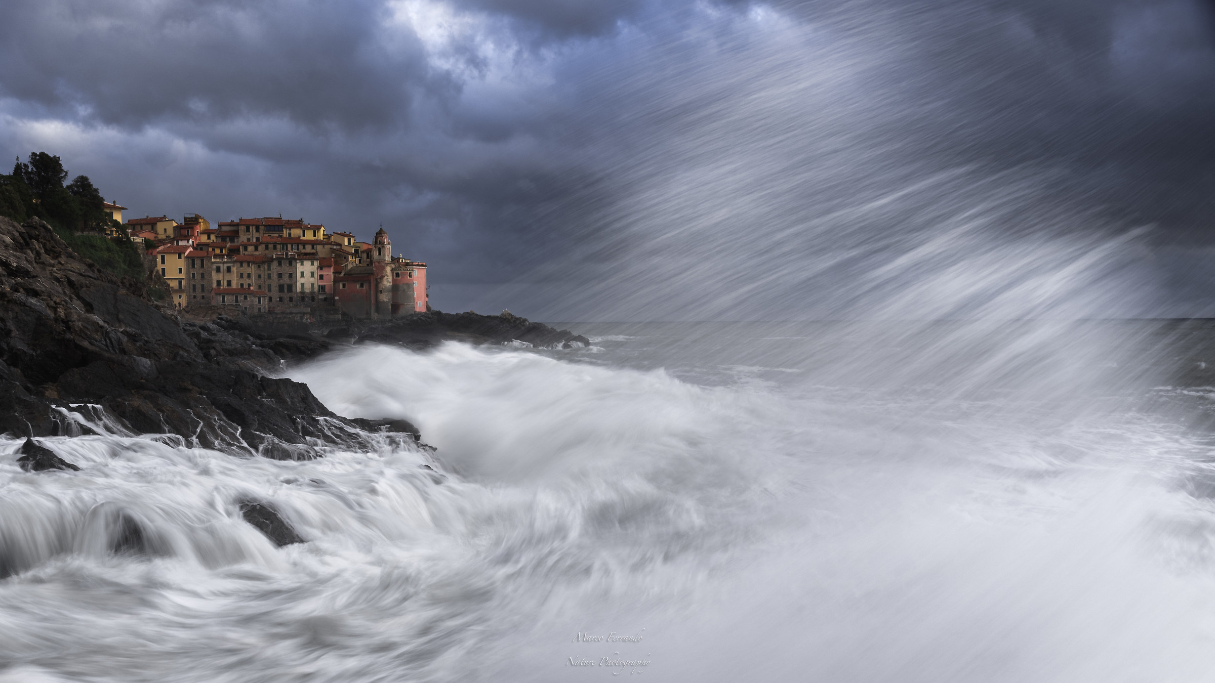Il mare pennella Tellaro