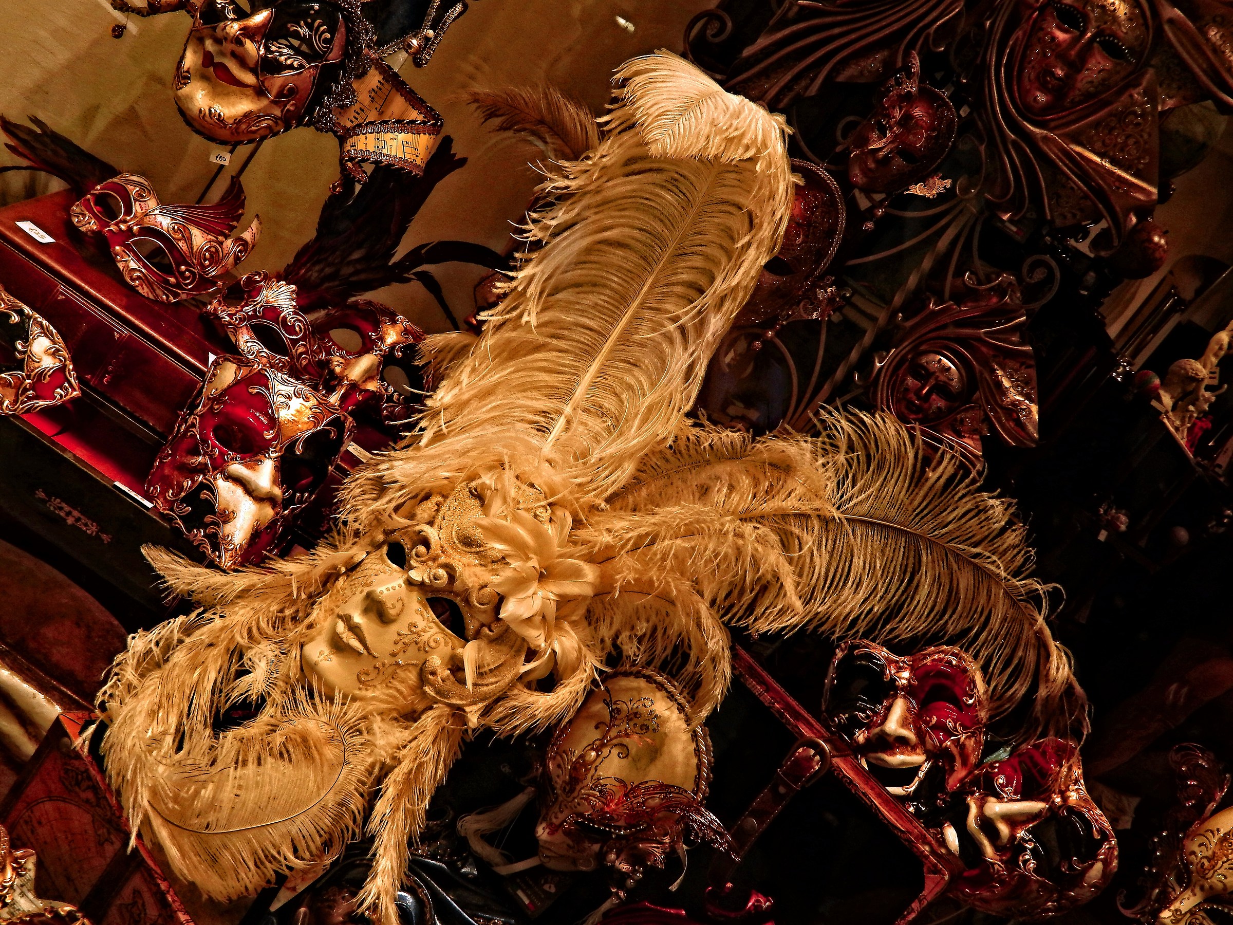 .. giù la maschera!! .. non è sempre un carnev...