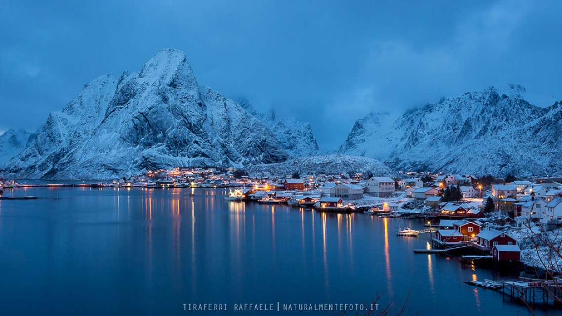 . :: Reine in the blue painted blue ::.