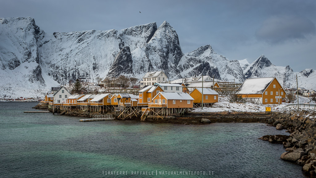 . :: :: Hamnoy.