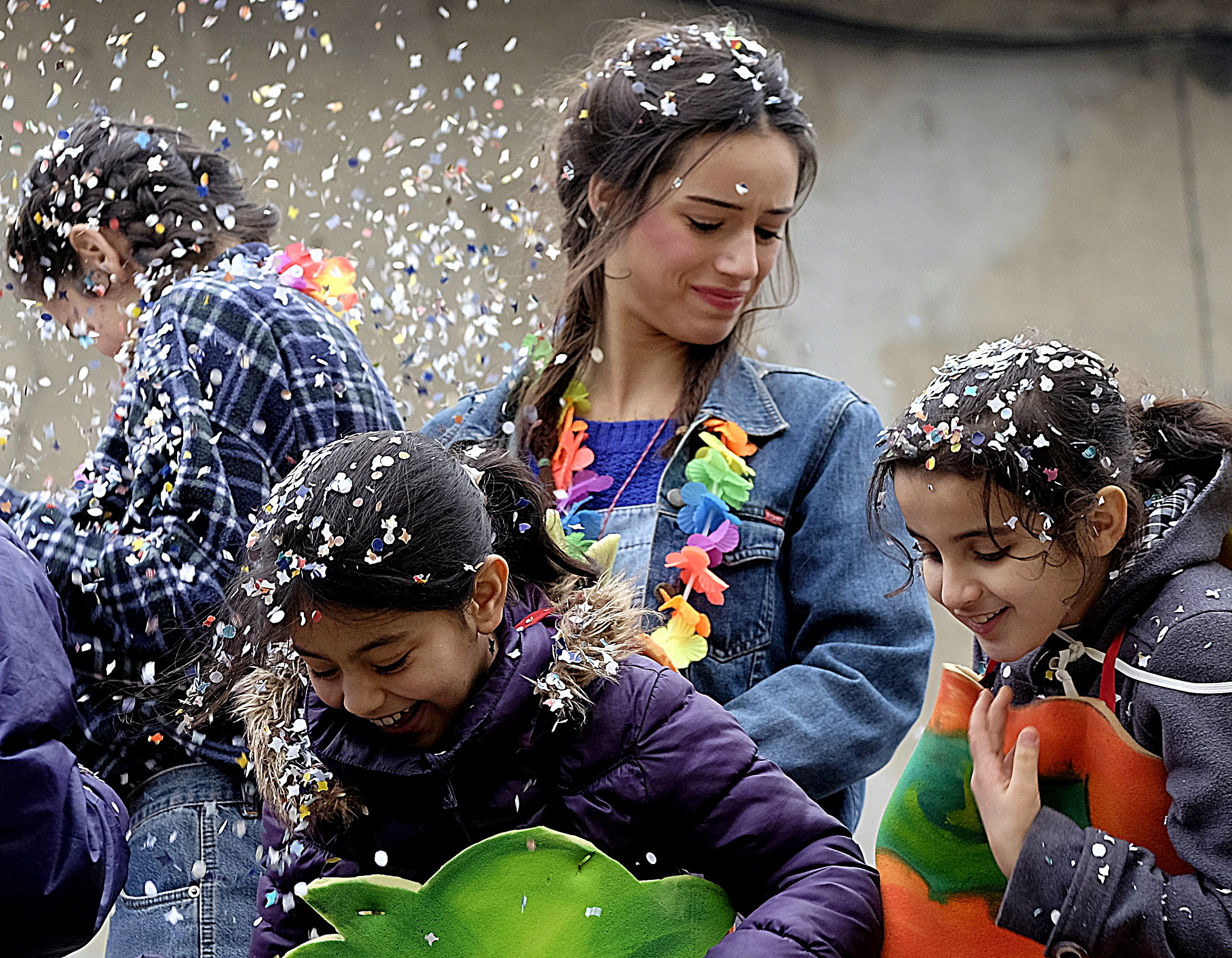 it is time to ... live!