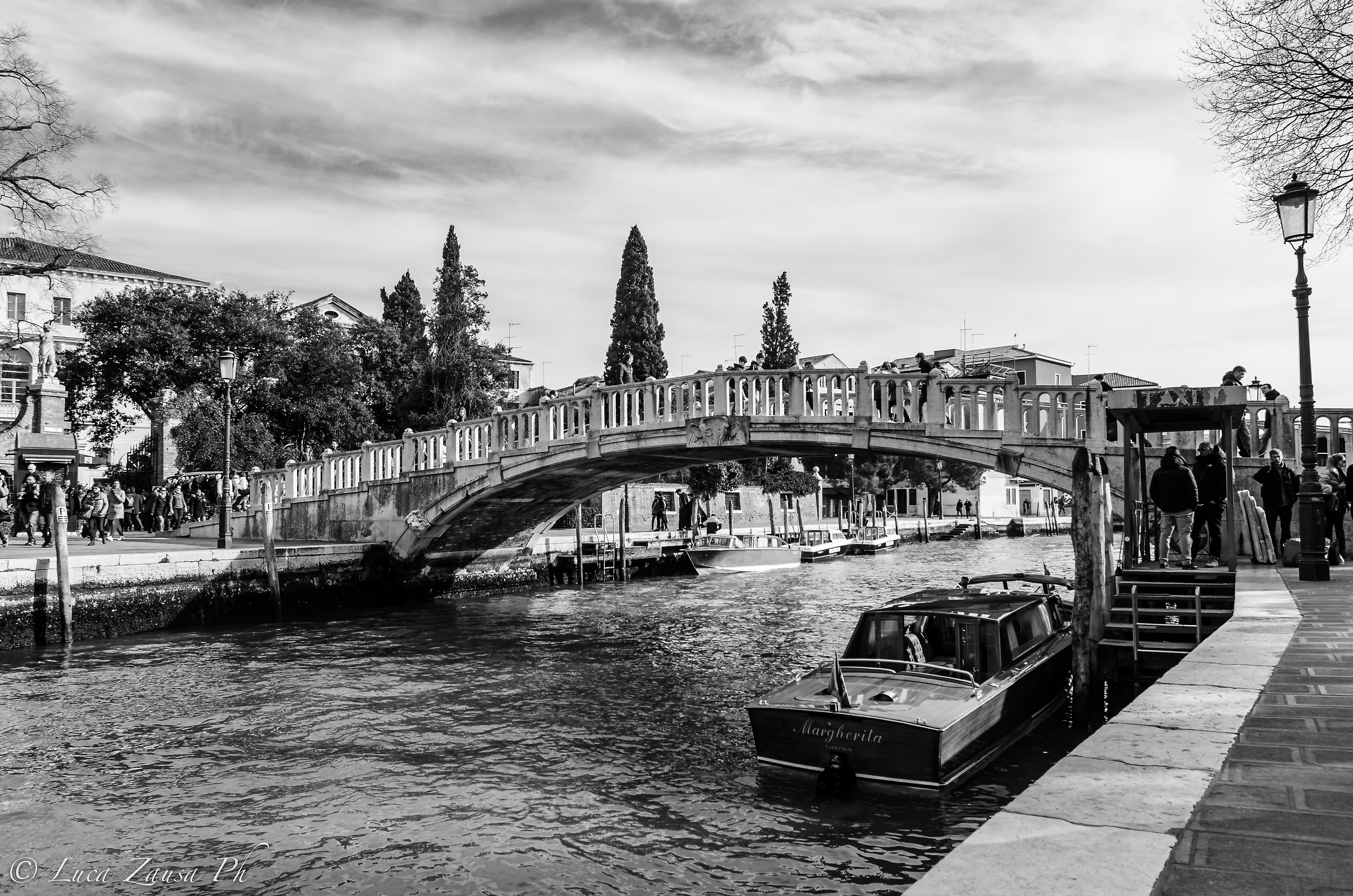 Between bridges and canals