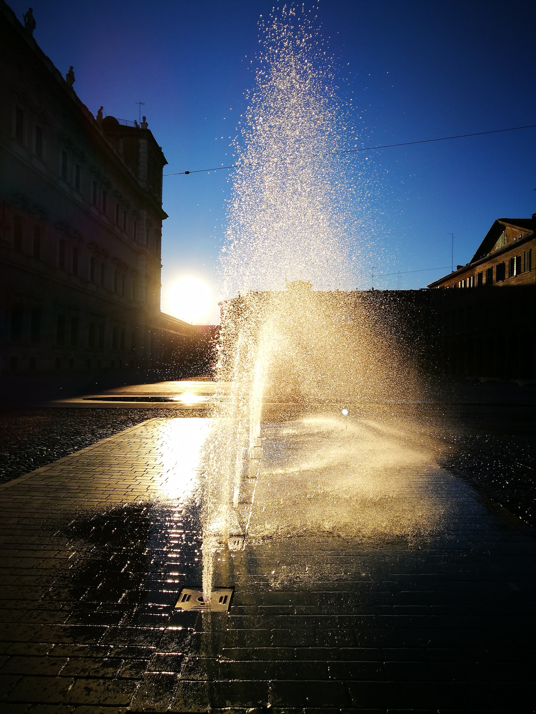 All'alba in Piazza Roma