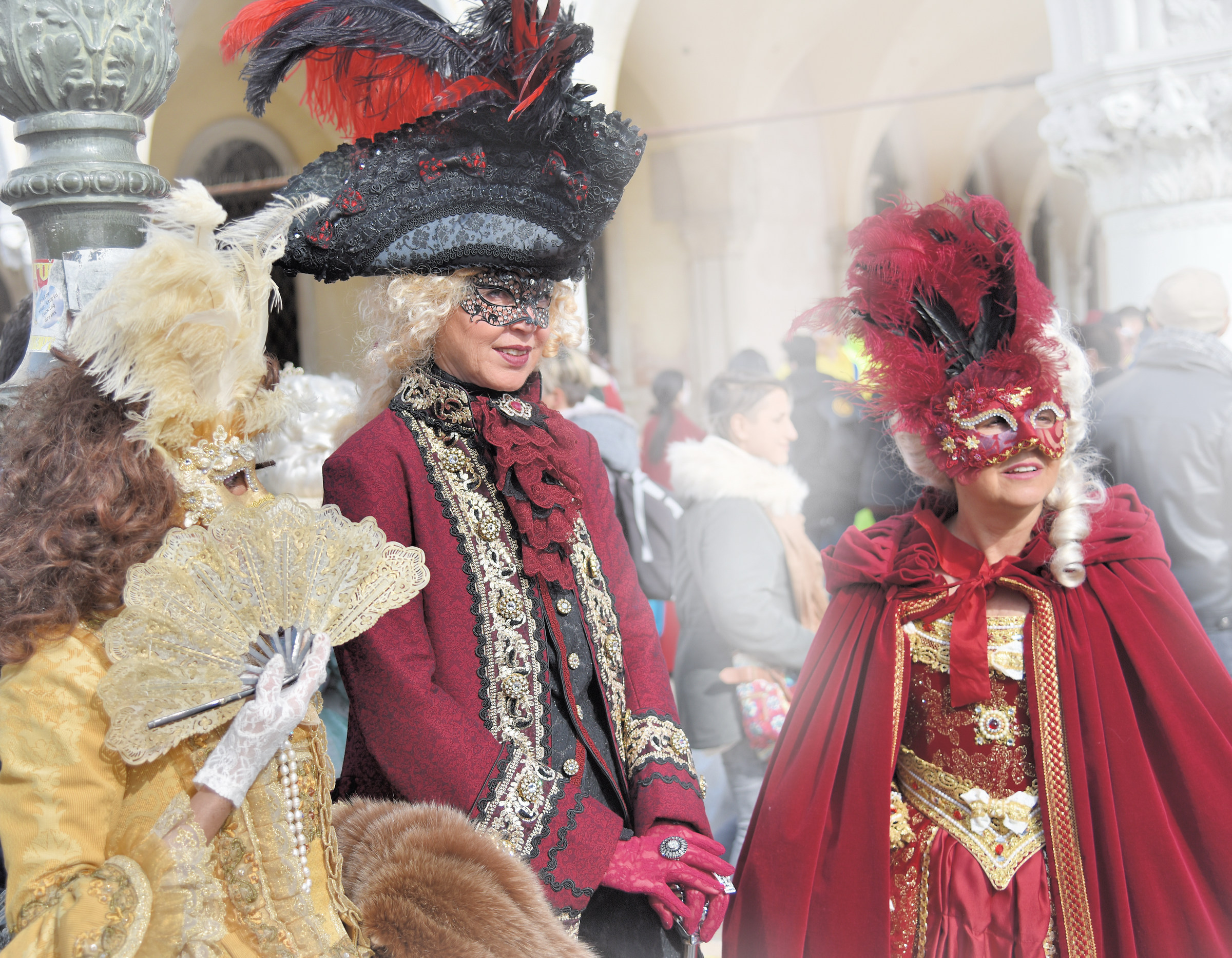 maschere nella folla