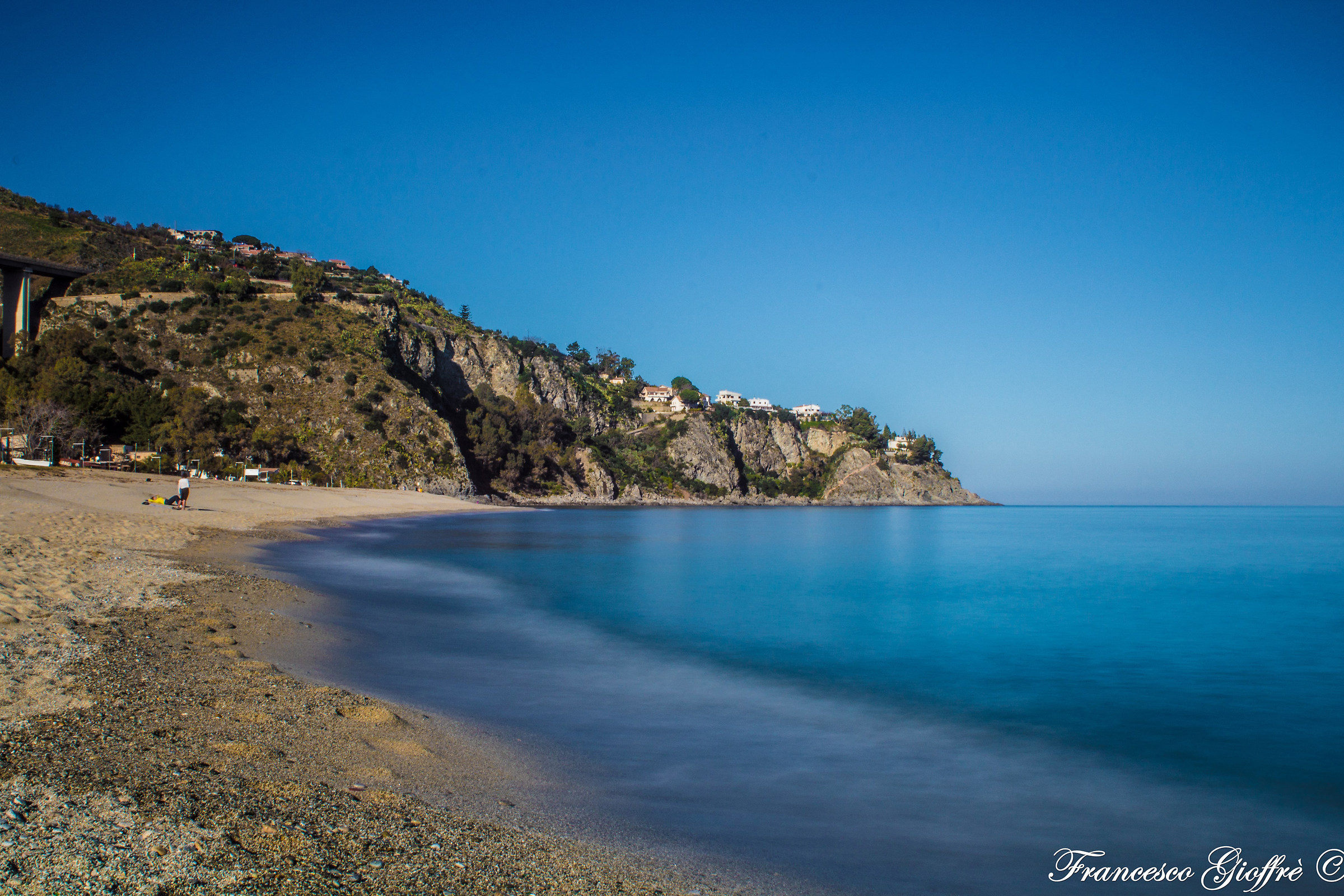Il mare che spinge, la costa che stringe - Caminia