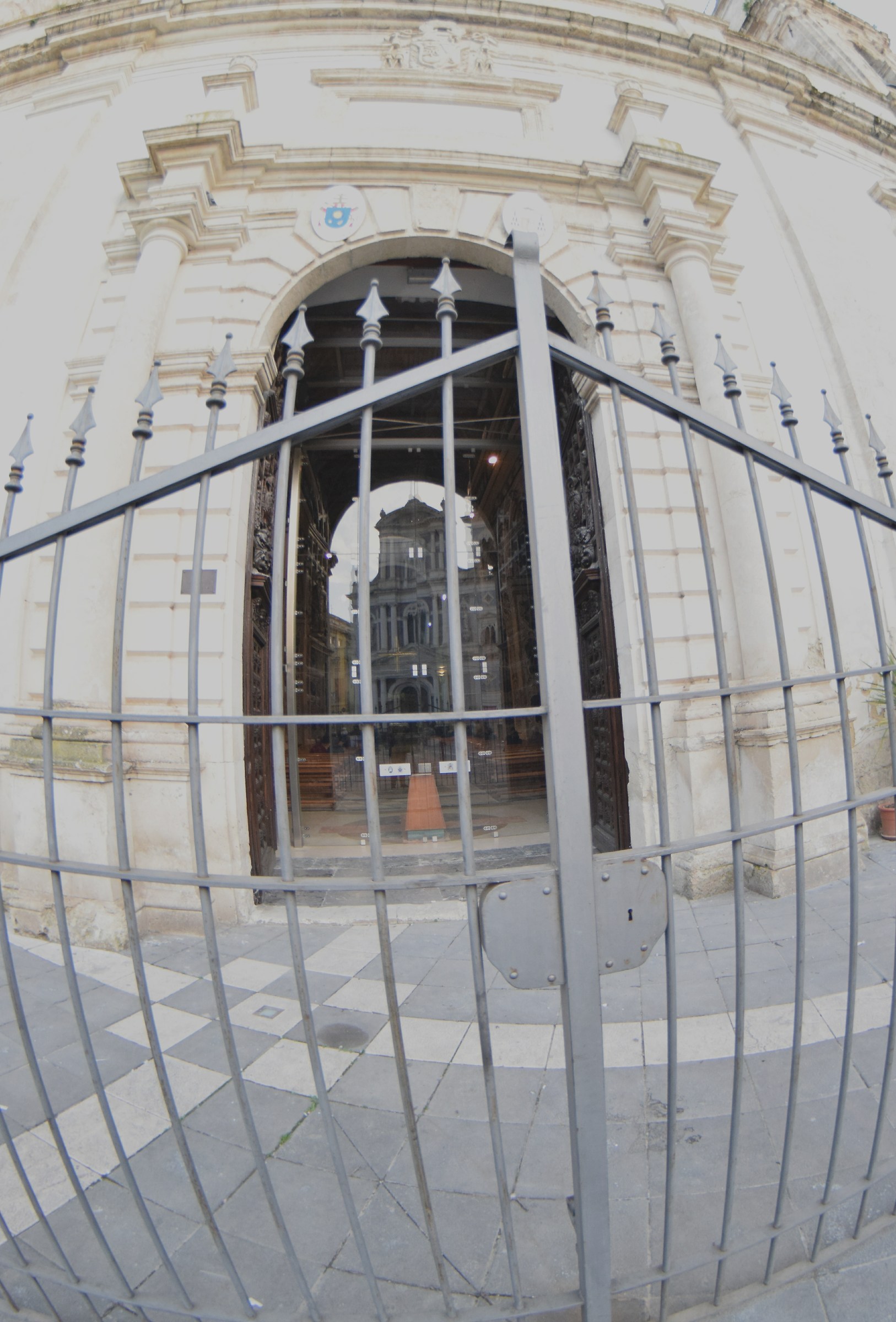 il portone con la chiesa di fronte