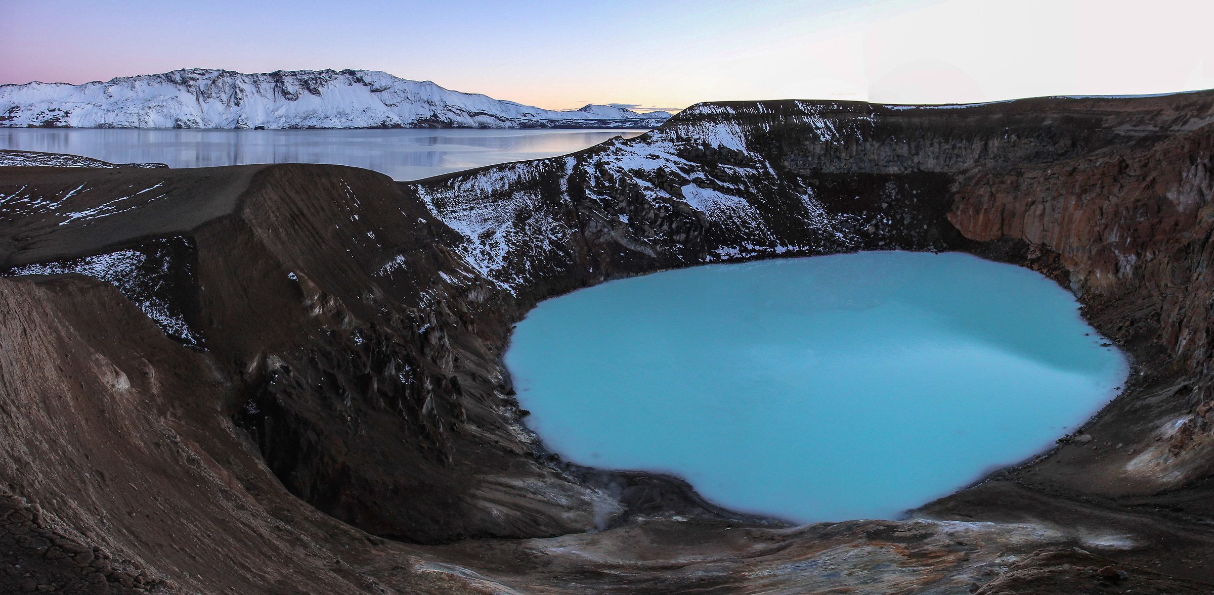 Panoramica composta della caldera minore calda di Askja
