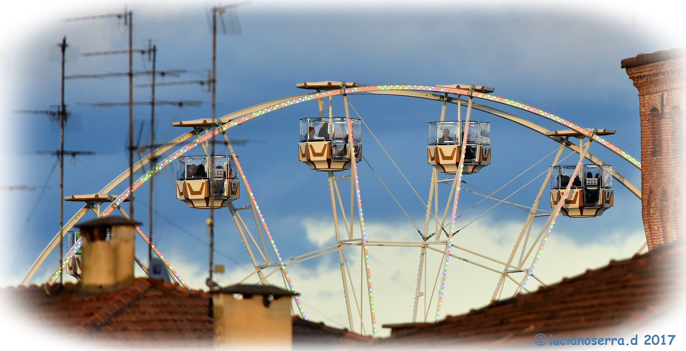 Un pezzetto di ruota panoramica visto da lontano