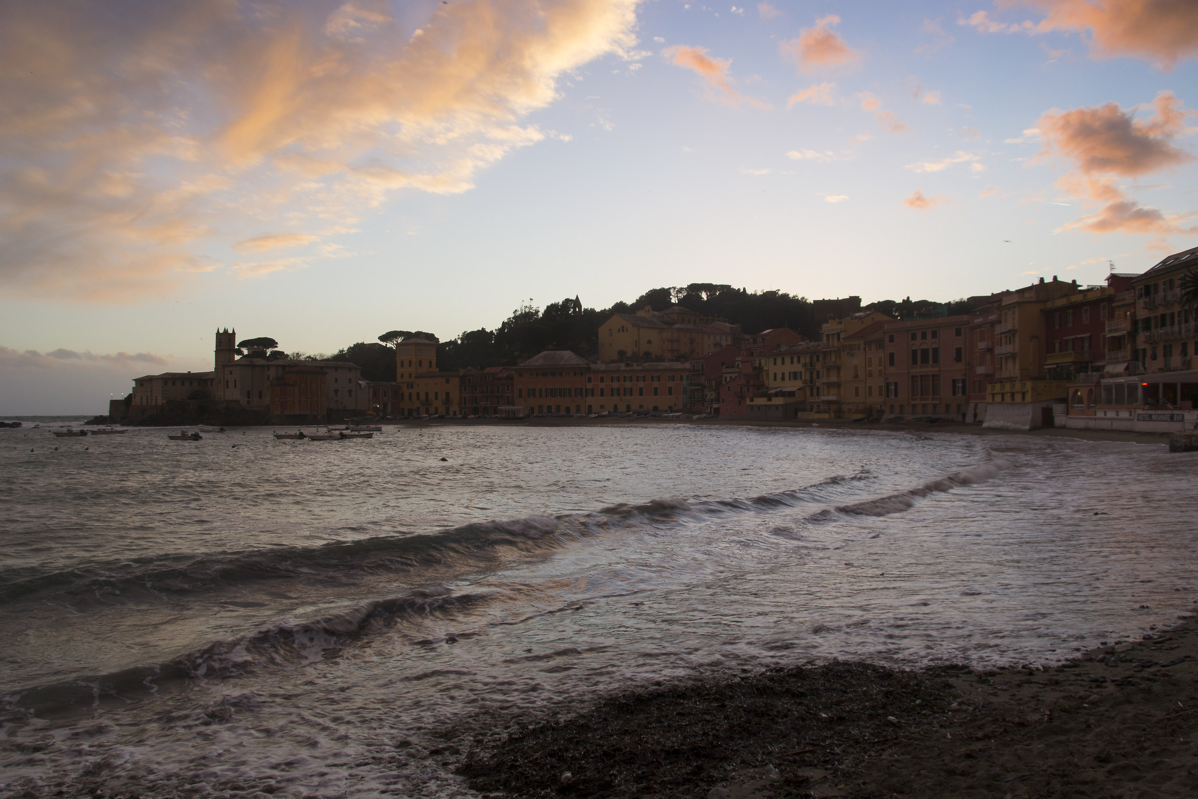 Baia del silenzio: cala il sole e cala la mareggiata