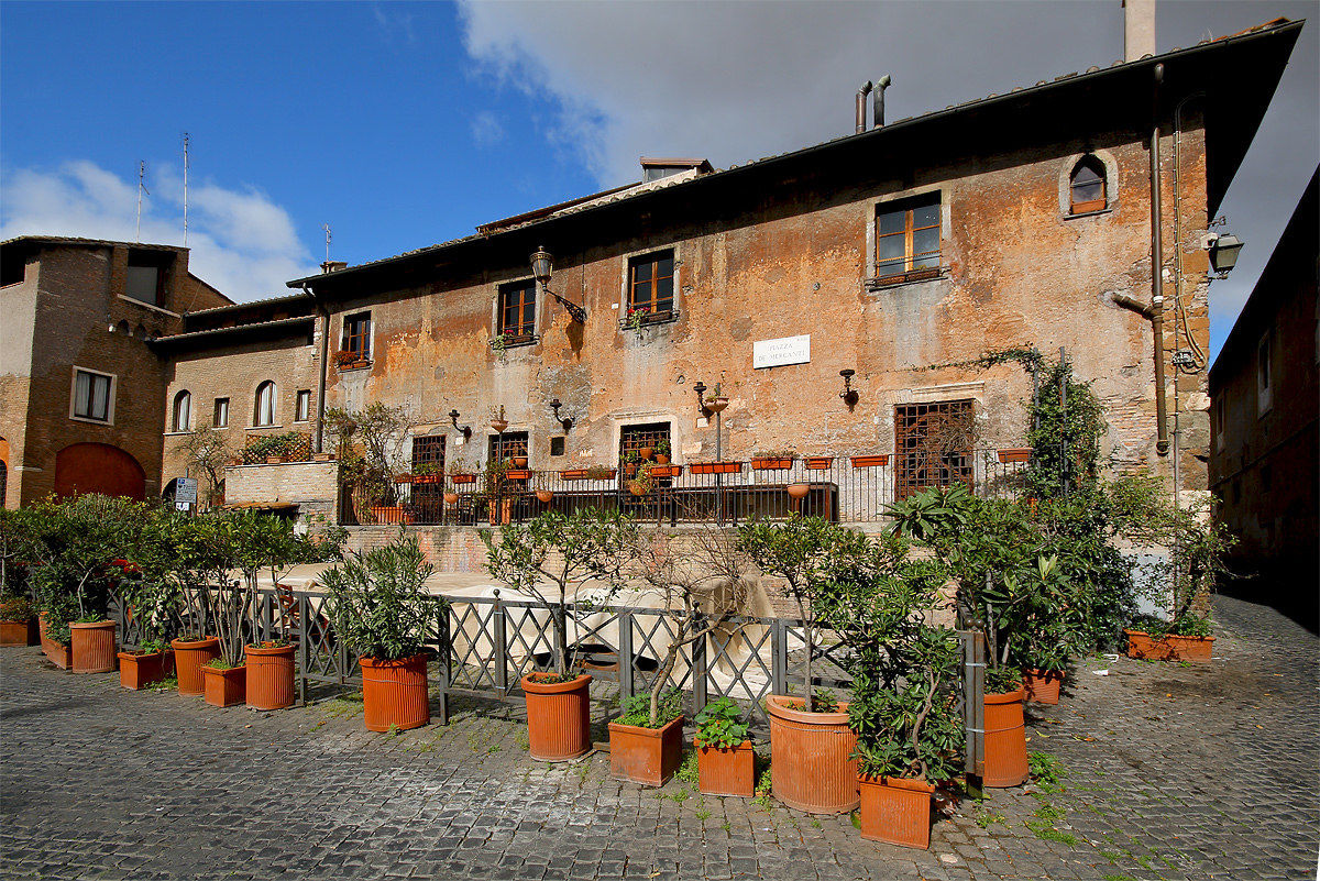 Piazza dè Mercanti, trastevere.