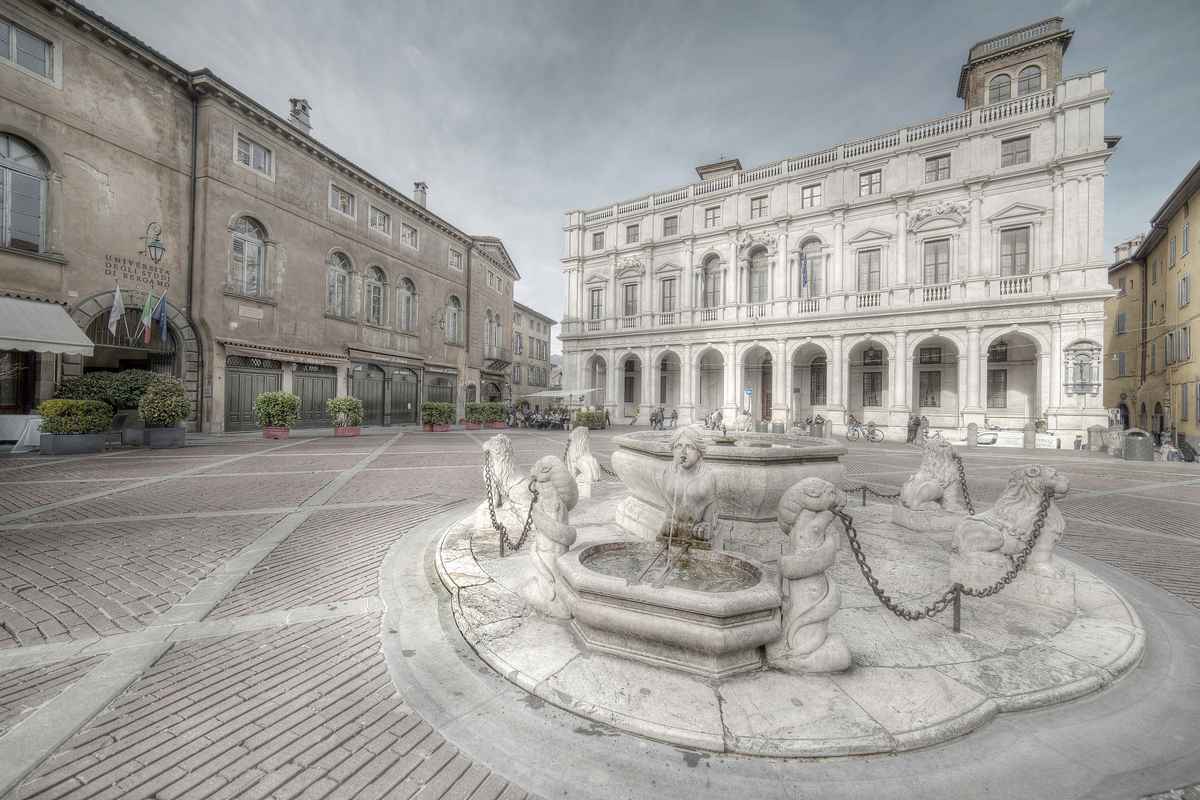 Piazza Vecchia in luce diffusa
