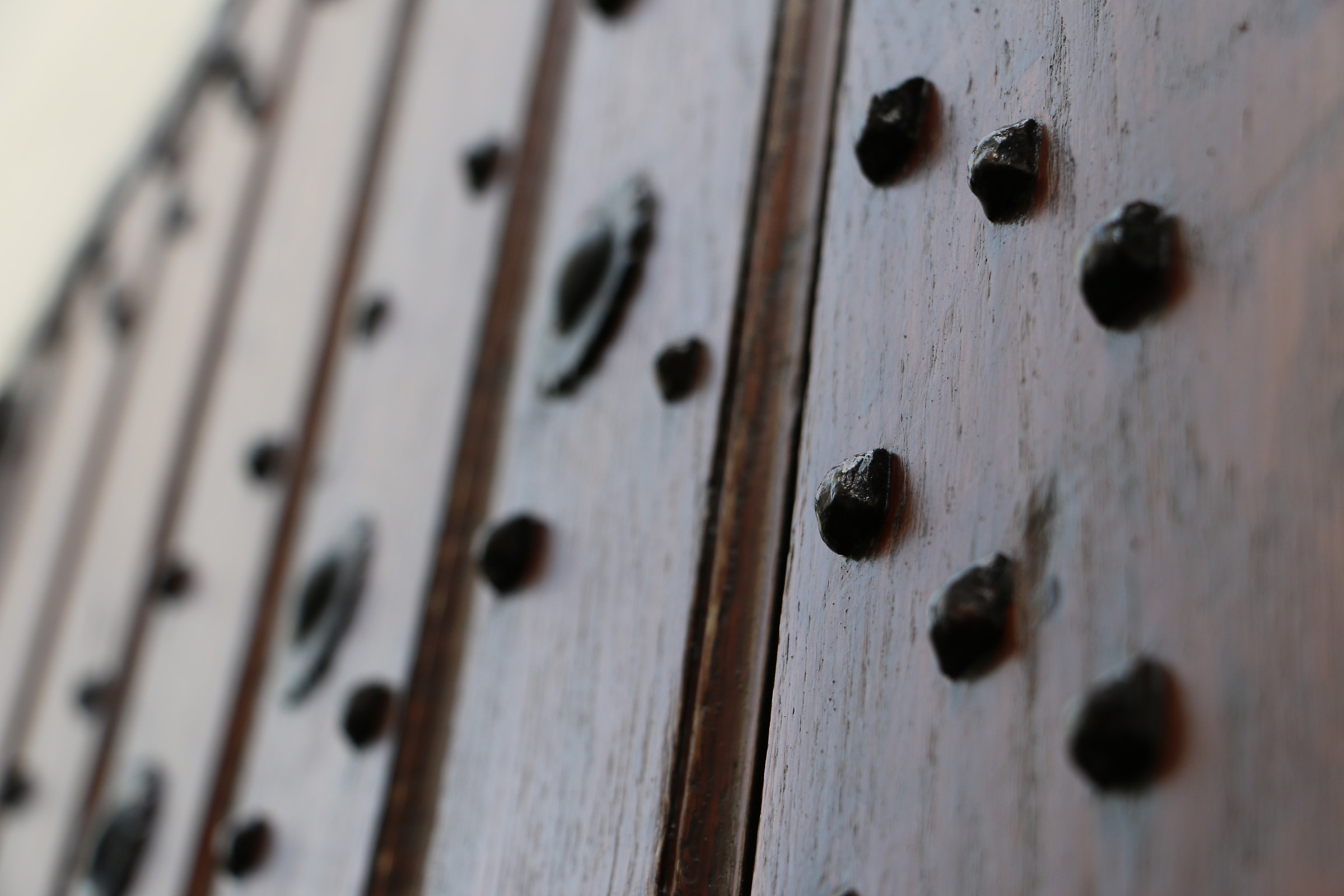 il fascino delle borchie sui portoni