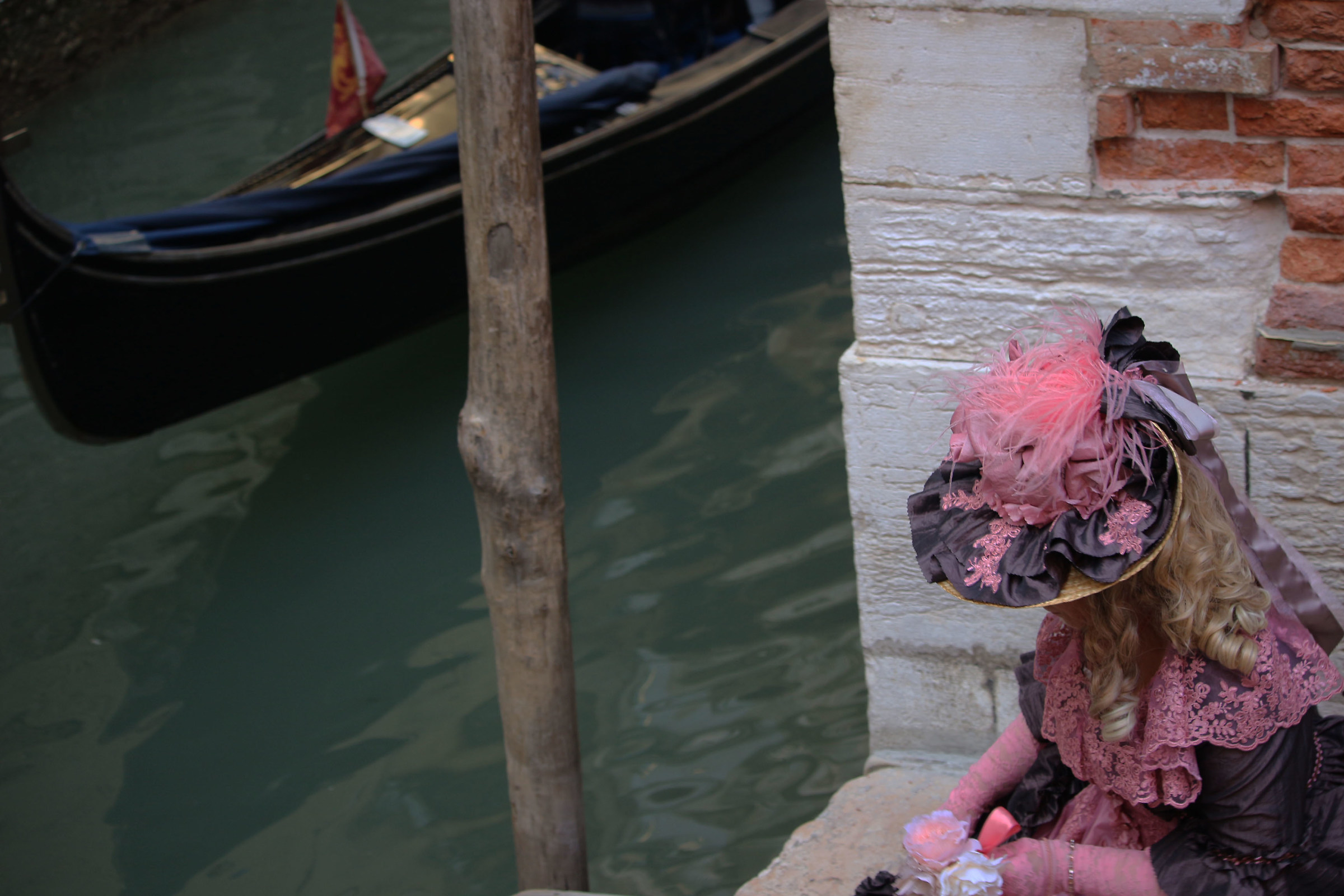 Dama through the streets