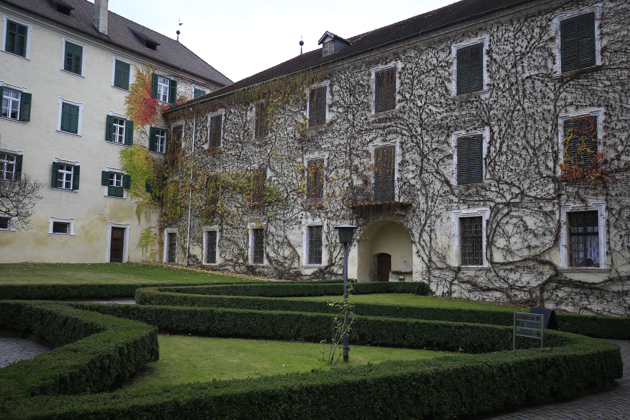 Abbazia di Novacella-Altra vista dal cortile centrale