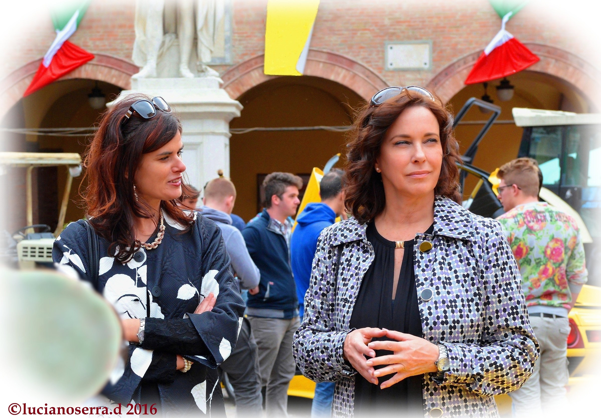 ... a destra l'attrice Clarissa Burt