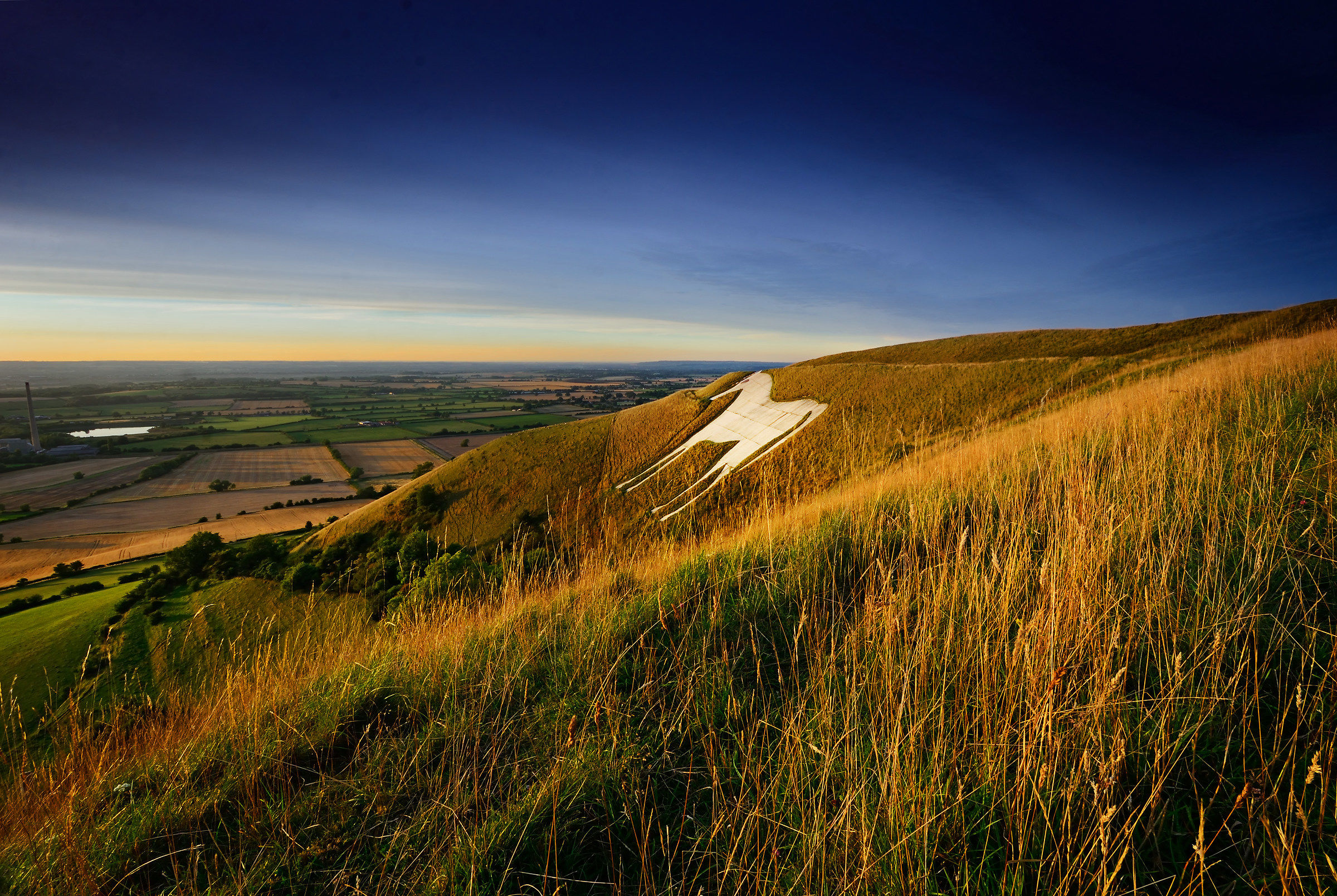 Il cavallo bianco di Westbury al tramonto