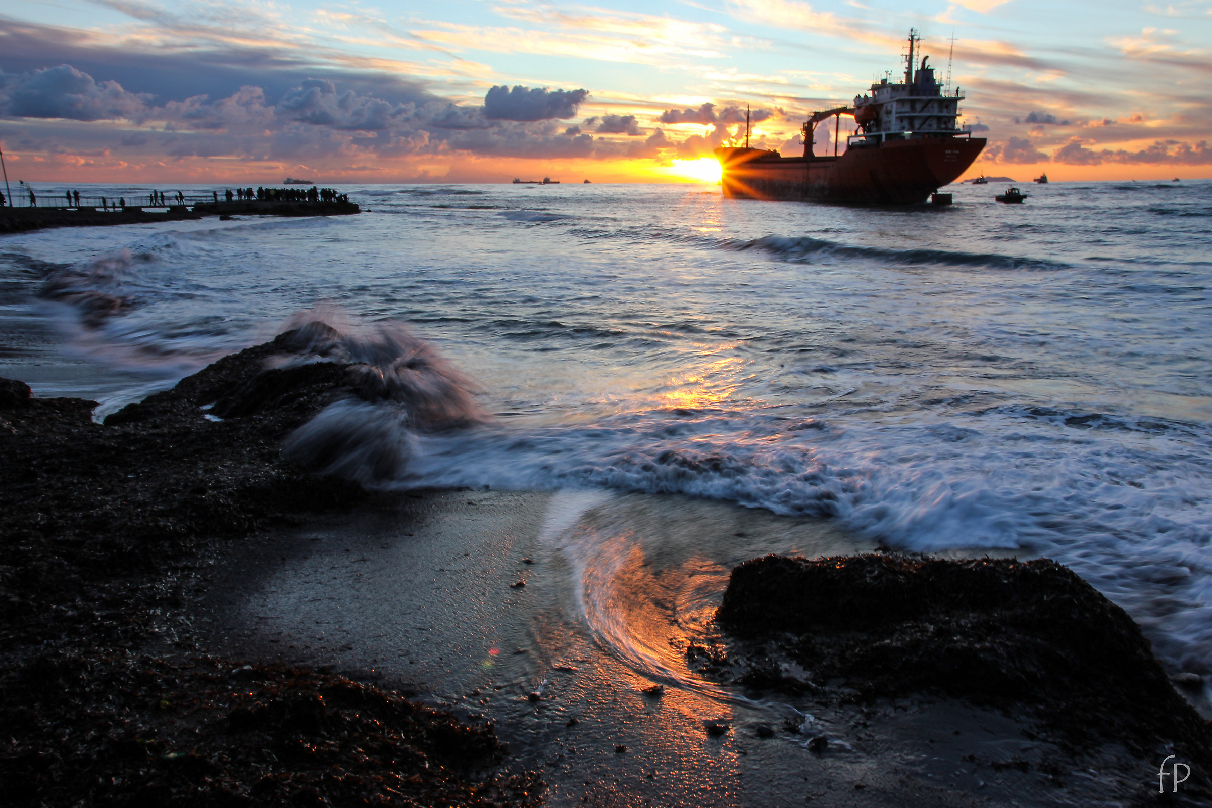 Nave arenata a Livorno