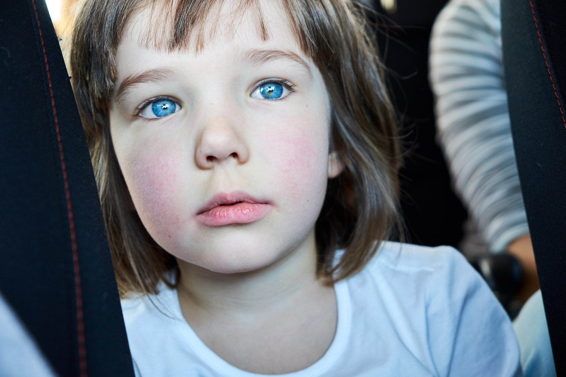 Bibi sta guardando fuori dall'auto