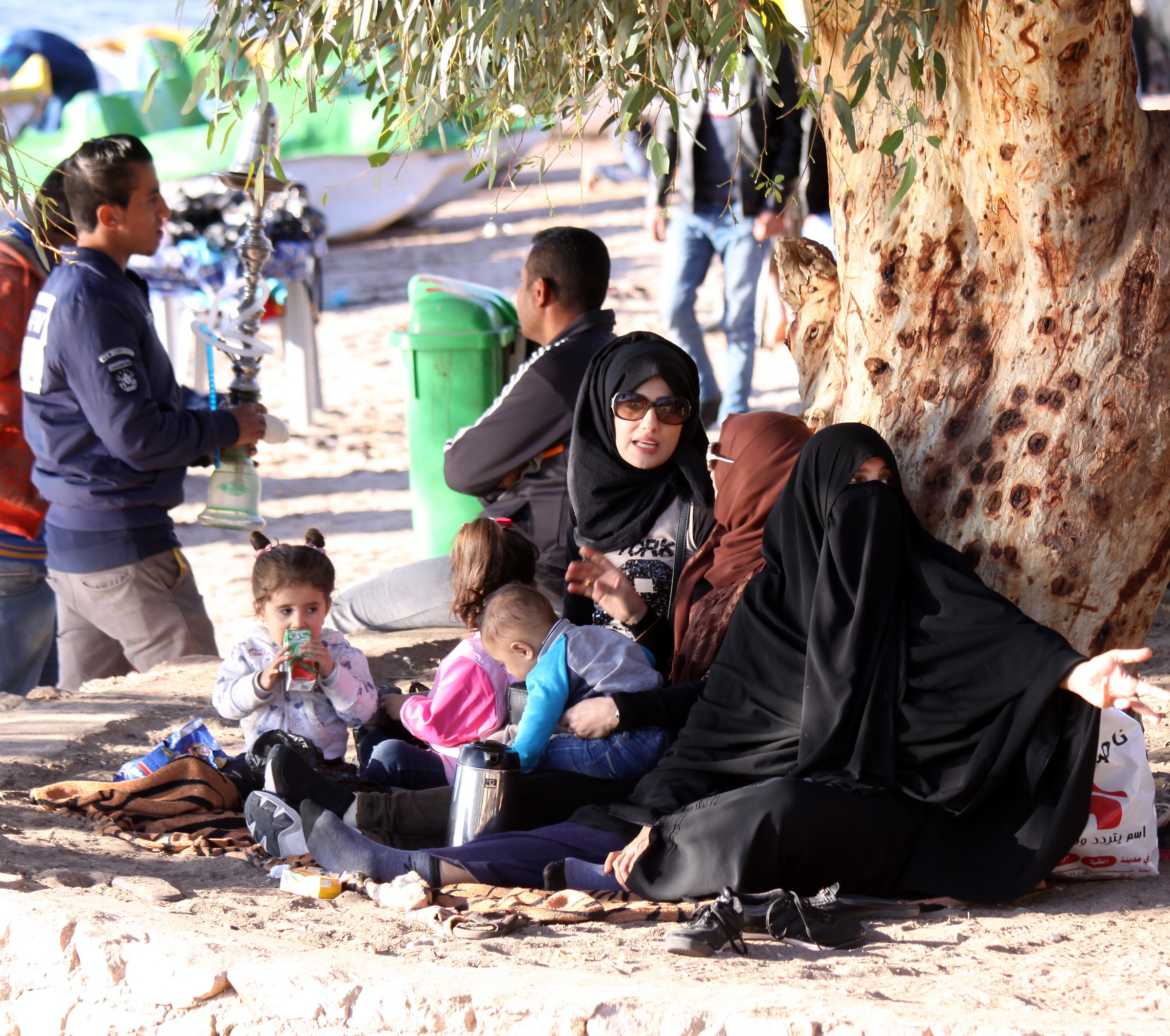 4116 - "costumes" Beach Red Sea