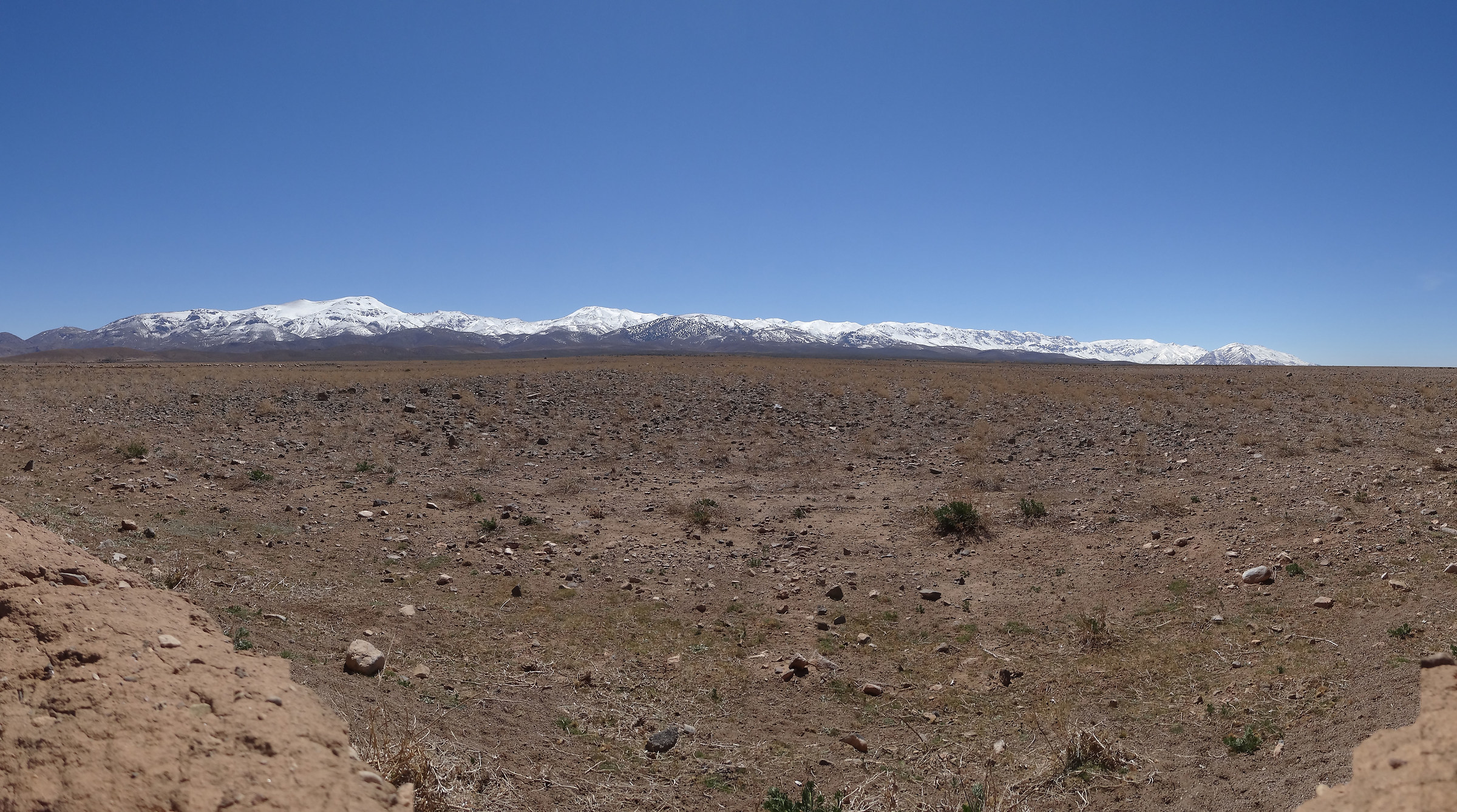 Atlas between desert and snow