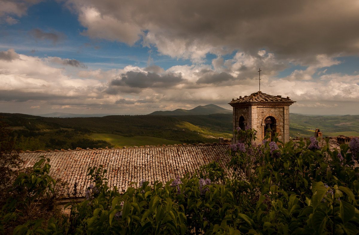 The balcony overlooking the valley ...